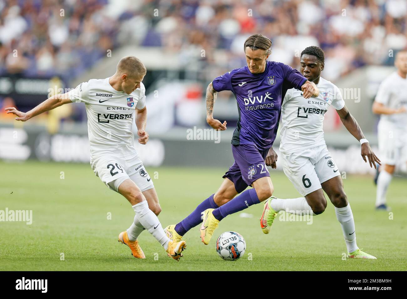 Joseph Saliste de Paide, Kristoffer Olsson d'Anderlecht et Dominique Simon  de Paide se battent pour le ballon lors d'un match de football entre  l'équipe belge RSC Anderlecht et l'équipe estonienne Paide Linnamekond,