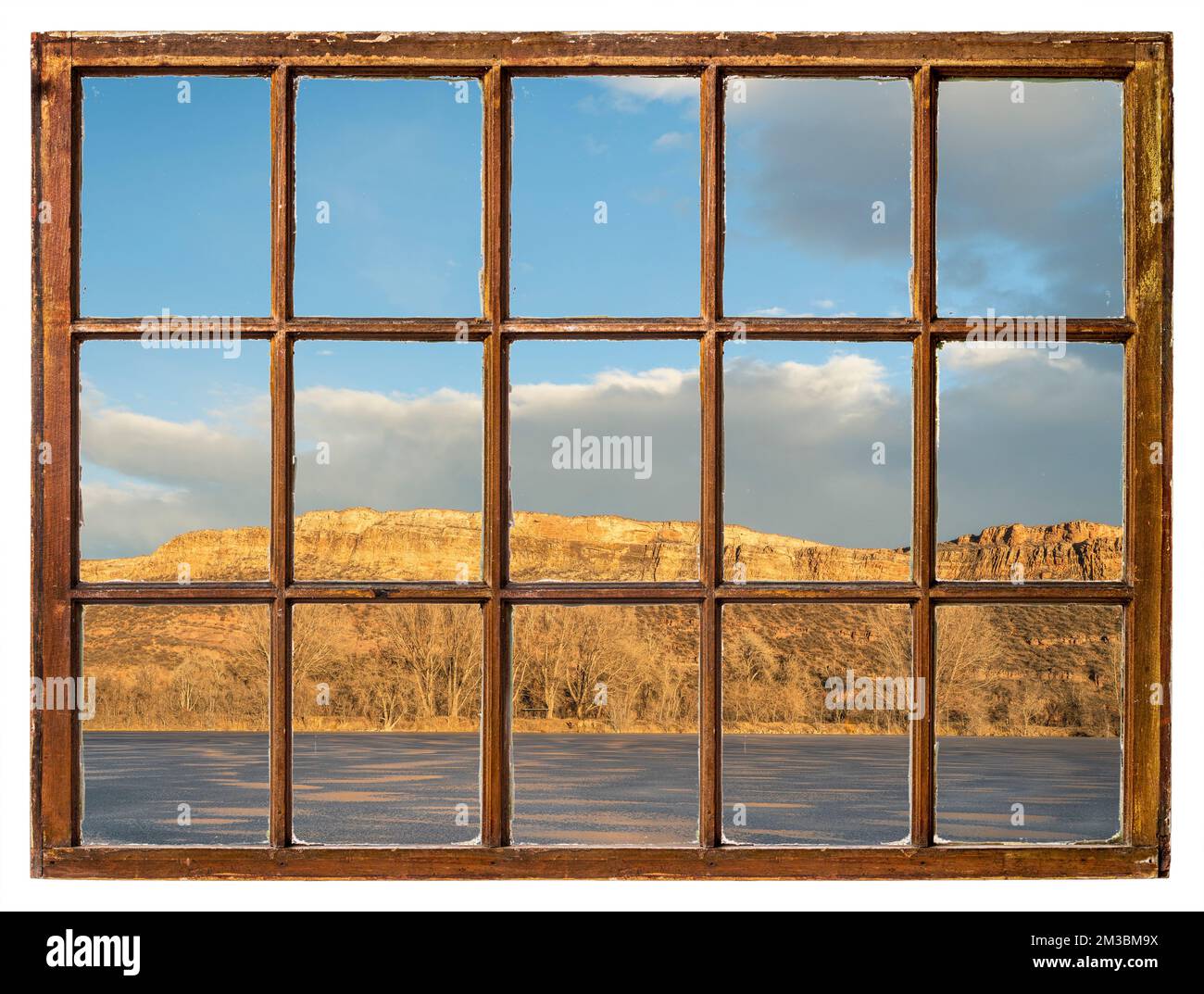 Coucher de soleil sur un lac gelé et une falaise de grès au pied du Colorado, vue sur une fenêtre de guillotine d'époque Banque D'Images