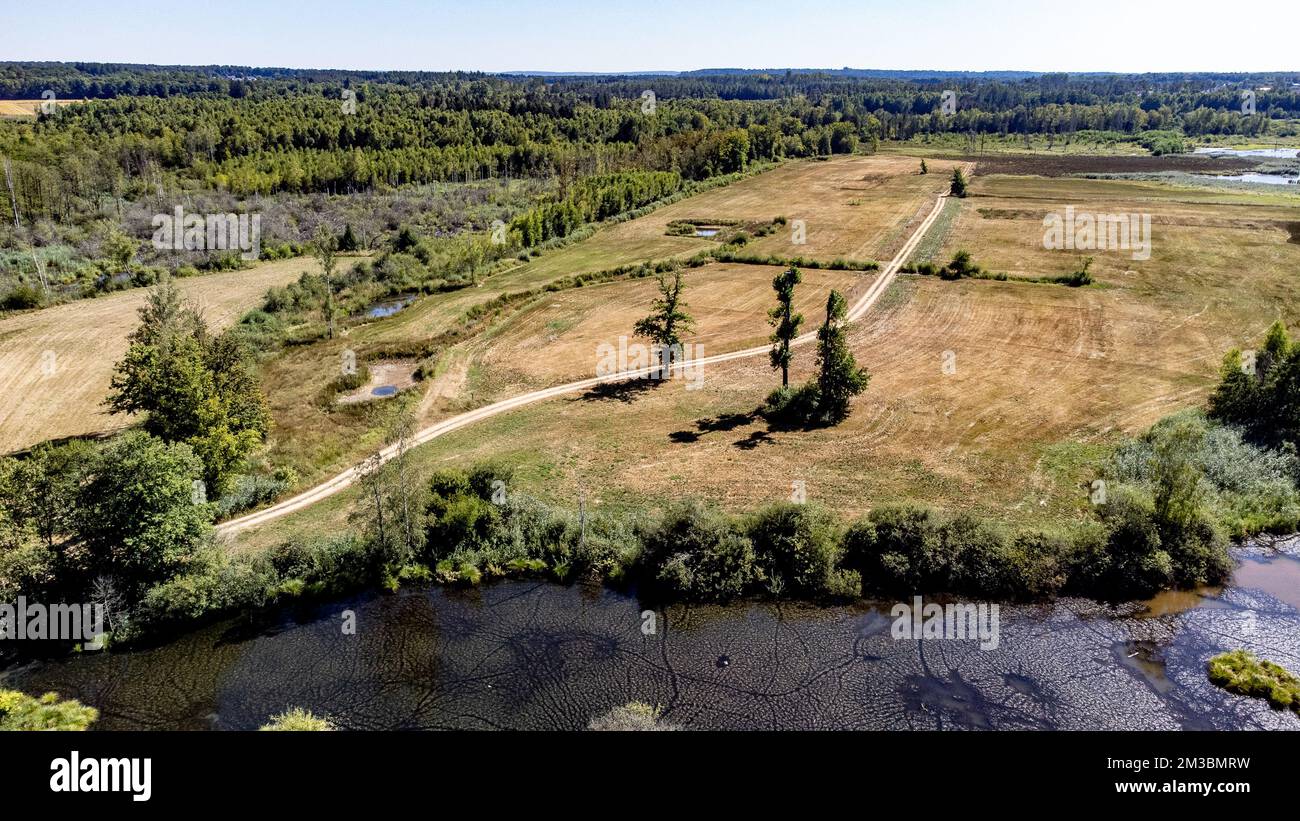 L'image d'un drone aérien montre l'illustration montre l'Etang de l'Ile à Virton Luxembourg province, Belgique, le vendredi 12 août 2022. De graves sécheresses affectent l'Europe depuis le début de l'année. Les services de prévisions météorologiques ont annoncé une vague de chaleur de 8 à 10 jours. BELGA PHOTO BRUNO FAHY Banque D'Images