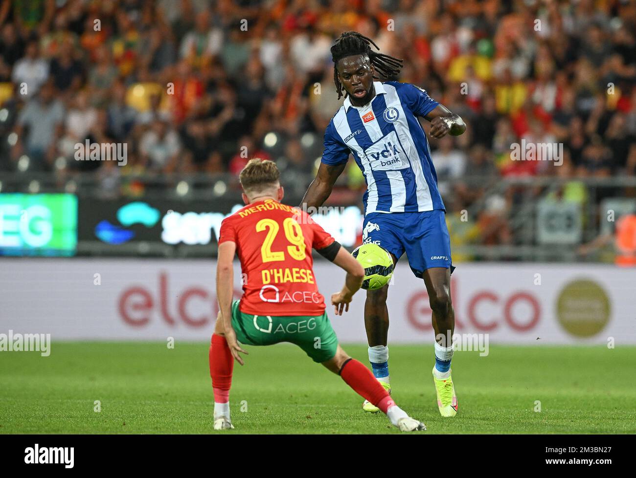 Robbie d'Haese d'Ostende et Jordan Torunarigha de Gent photographiés en action lors d'un match de football entre KV Ostende et KAA Gent, vendredi 12 août 2022 à Ostende, le 4 (sur 34) de la première division du championnat belge de la « Jupiler Pro League » de 2022-2023. BELGA PHOTO DAVID CATRY Banque D'Images