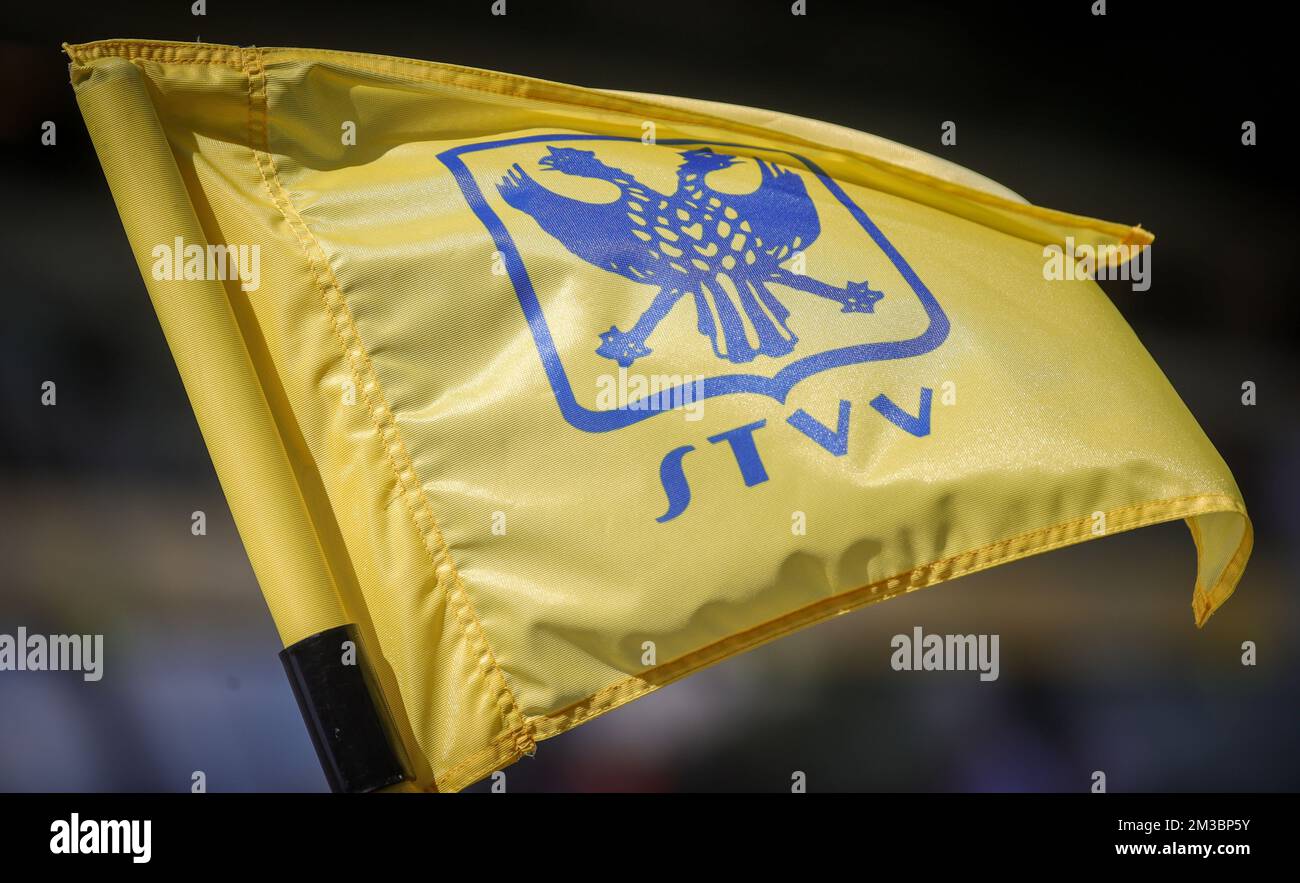 Drapeau de STVV photographié lors d'un match de football entre Sint-Truidense VV STVV et RSCA Anderlecht, dimanche 14 août 2022 à Sint-Truiden, le 4 e jour de la première division du championnat belge de Jupiler Pro League 2022-2023. BELGA PHOTO VIRGINIE LEFOUR Banque D'Images