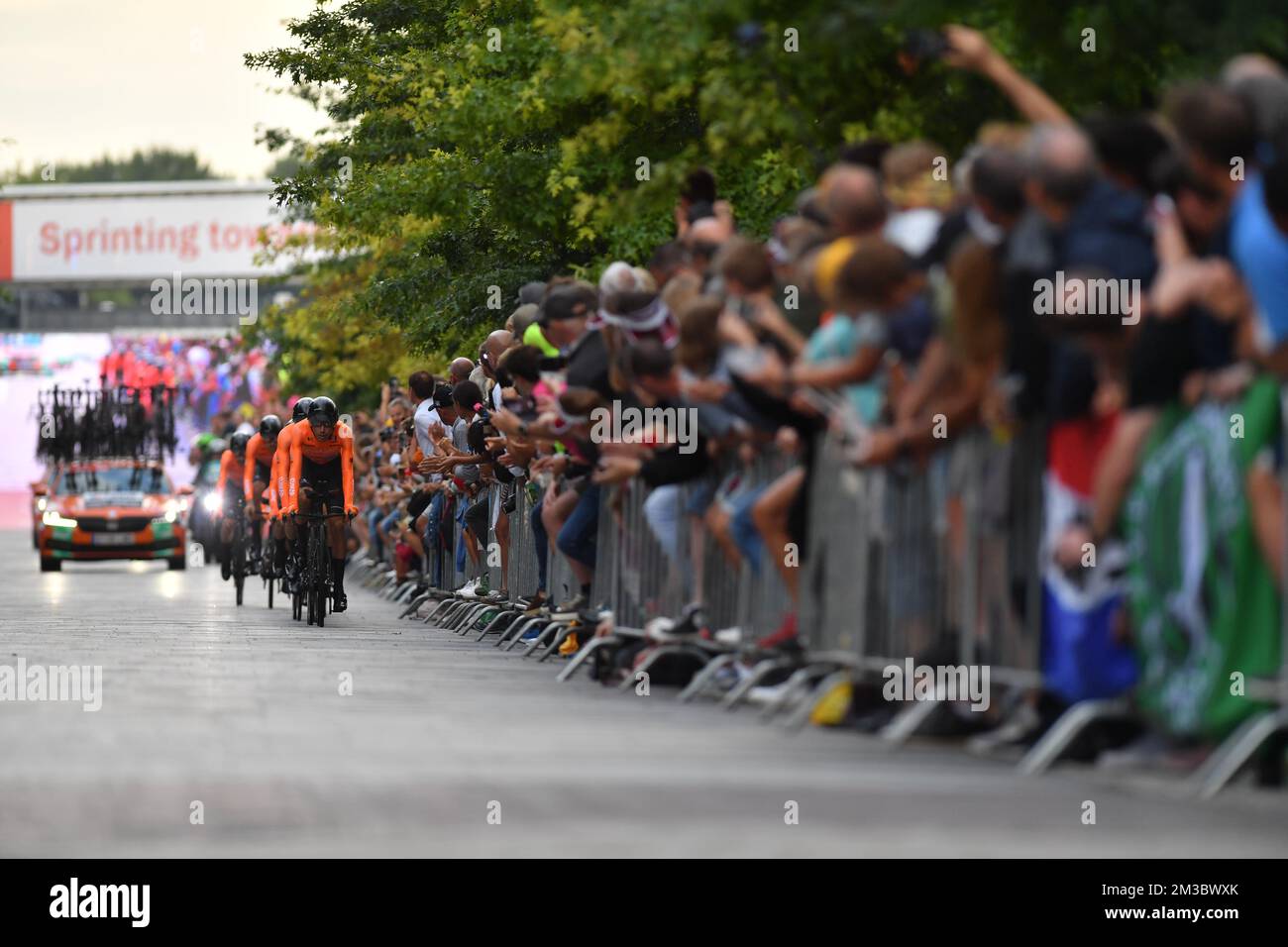 Euskaltel-Euskadi pilotes photographiés en action pendant la première étape de l'édition 2022 de la 'Vuelta a Espana', Tour d'Espagne course cycliste, un essai de 23,2km temps d'équipe à Utrecht, pays-Bas, vendredi 19 août 2022. BELGA PHOTO LUC CLAESSEN Banque D'Images