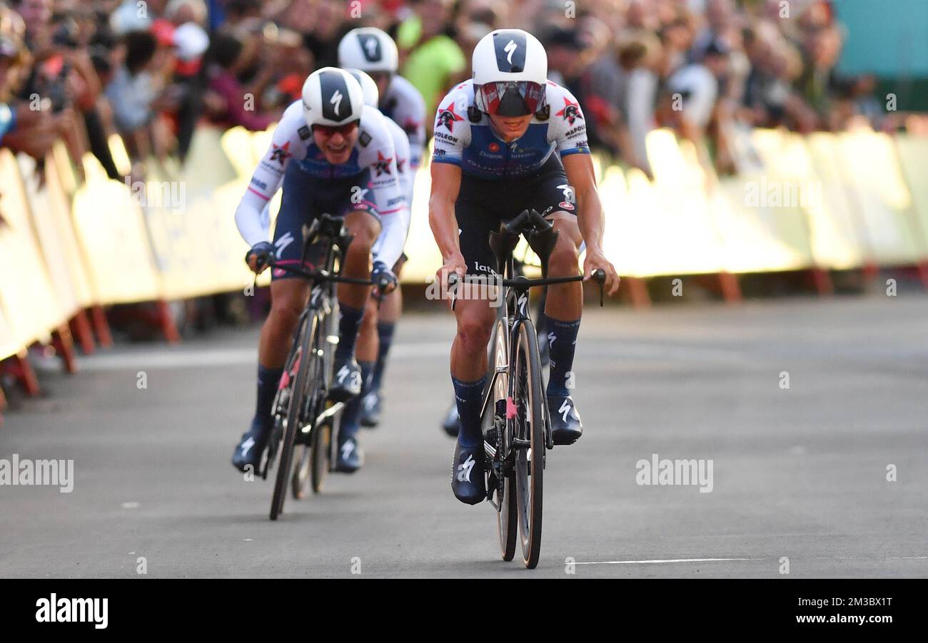 Belge Remco Evenepoel de Quick-Step Alpha Vinyl traverse la ligne d'arrivée de la première étape de l'édition 2022 de la 'Vuelta a Espana', Tour d'Espagne course cycliste, un essai de 23,2km temps d'équipe à Utrecht, pays-Bas, vendredi 19 août 2022. BELGA PHOTO LUC CLAESSEN Banque D'Images