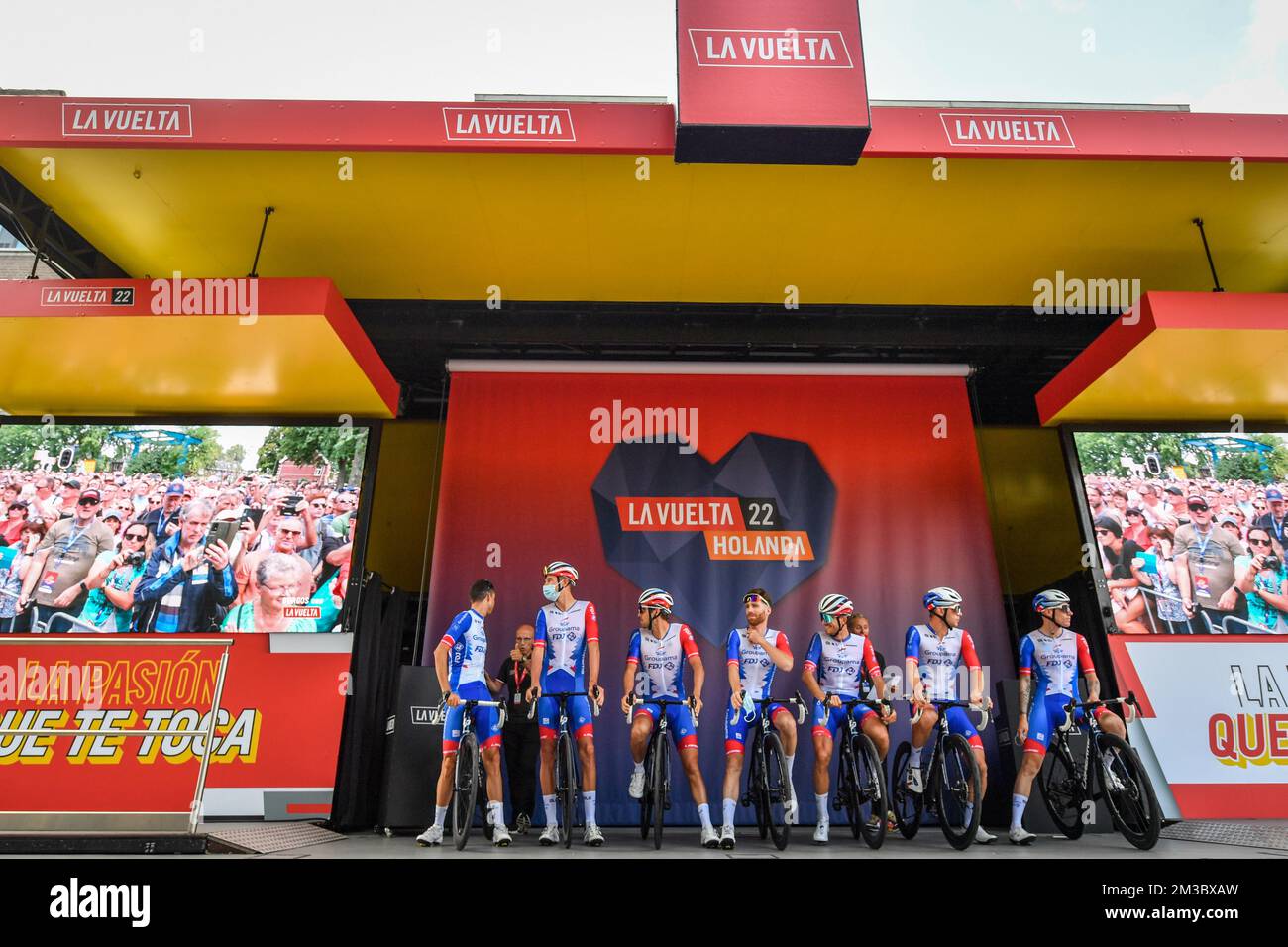 Équipe Groupama-FDJ photographiée sur le podium devant la scène 2 de l'édition 2022 de la 'Vuelta a Espana', course cycliste Tour of Spain, de 's-Hertogenbosch à Utrecht (175,1 km) aux pays-Bas, samedi 20 août 2022. BELGA PHOTO LUC CLAESSEN Banque D'Images