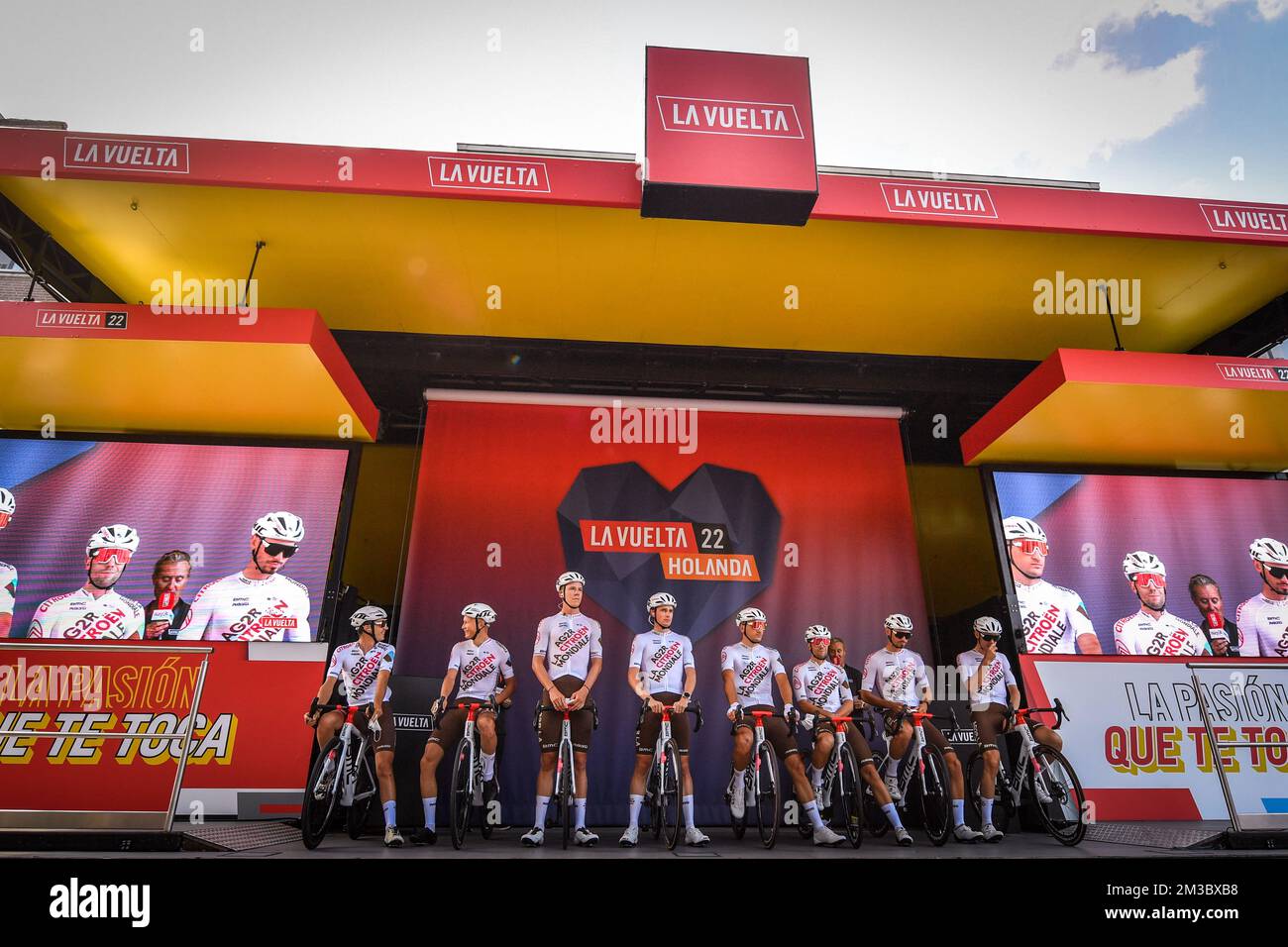 Équipe AG2R Citroën photographiée sur le podium devant et scène 2 de l'édition 2022 de la 'Vuelta a Espana', course cycliste Tour of Spain, de 's-Hertogenbosch à Utrecht (175,1 km) aux pays-Bas, samedi 20 août 2022. BELGA PHOTO LUC CLAESSEN Banque D'Images