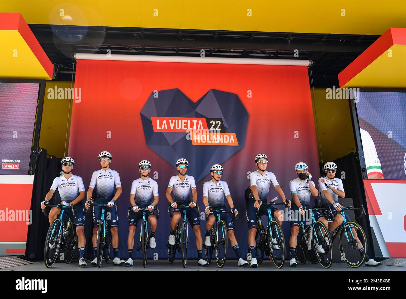 Équipe Astana Qazaqstan et photographié sur le podium devant la scène 2 de l'édition 2022 de la 'Vuelta a Espana', Tour d'Espagne course cycliste, de 's-Hertogenbosch à Utrecht (175,1 km) aux pays-Bas, samedi 20 août 2022. BELGA PHOTO LUC CLAESSEN Banque D'Images