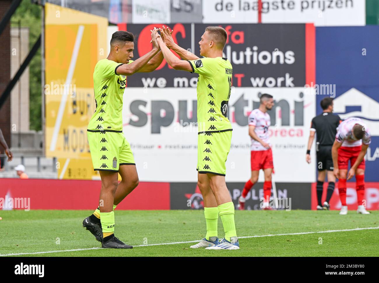 Nadhir Benbouali de Charleroi et Daan Heymans de Charleroi célèbrent après avoir remporté un match de football entre SV Zulte-Waregem et Sporting Charleroi, dimanche 21 août 2022 à Waregem, le 5 de la première division du championnat belge de la « Jupiler Pro League » de 2022-2023. BELGA PHOTO DAVID CATRY Banque D'Images