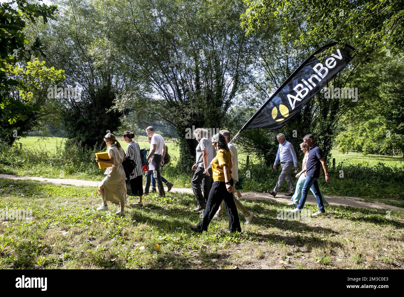 A L'ATTENTION DES ÉDITEURS - COUVERTURE DEMANDÉE À BELGA PAR AB INBEV - USAGE ÉDITORIAL SEULEMENT - l'illustration montre un moment de presse pour présenter un projet de préservation des eaux souterraines à la réserve naturelle de Doode Bemde à Huldenberg, organisé par le groupe de brasserie AB InBev et l'organisation environnementale Natuurpunt le mercredi 24 août 2022. BELGA PHOTO HATIM KAGHAT Banque D'Images