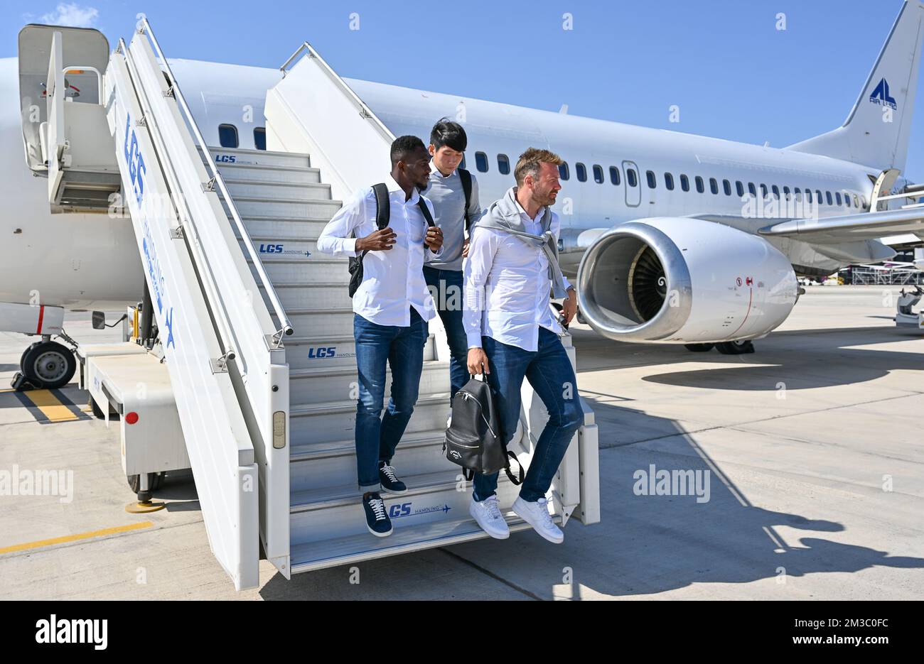 Hyunseok de Gent Hong et Laurent Depoître de Gent photographiés lors de l'arrivée de l'équipe belge de football KAA Gent, qui se rend de l'aéroport d'Ostende à l'aéroport de Larnaca en direction de Nicosie, Chypre, le mercredi 24 août 2022. Demain, Gent jouera le club chypriote Omonia Nicosie dans la partie de retour des matchs de l'UEFA Europa League. BELGA PHOTO DAVID CATRY Banque D'Images