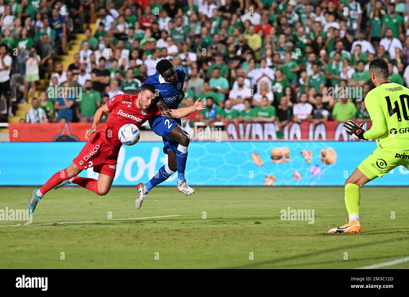 Adam Matthews d'Omonia et Joseph Okumu de Gent se battent pour le ballon lors d'un match de football entre la chypriote Omonia Nicosie et la belge KAA Gent à Nicosie, Chypre, le jeudi 25 août 2022, le retour des éliminatoires pour le concours de l'UEFA Europa League. BELGA PHOTO DAVID CATRY Banque D'Images