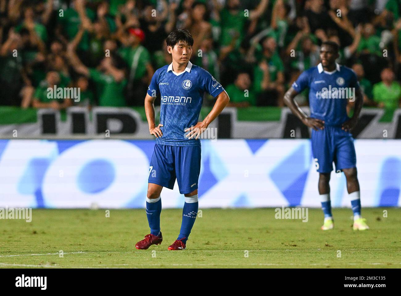 Hyunseok Hong de Gent semble abattu lors d'un match de football entre la chypriote Omonia Nicosie et la belge KAA Gand à Nicosie, Chypre, le jeudi 25 août 2022, le retour des matchs de l'UEFA Europa League. BELGA PHOTO DAVID CATRY Banque D'Images