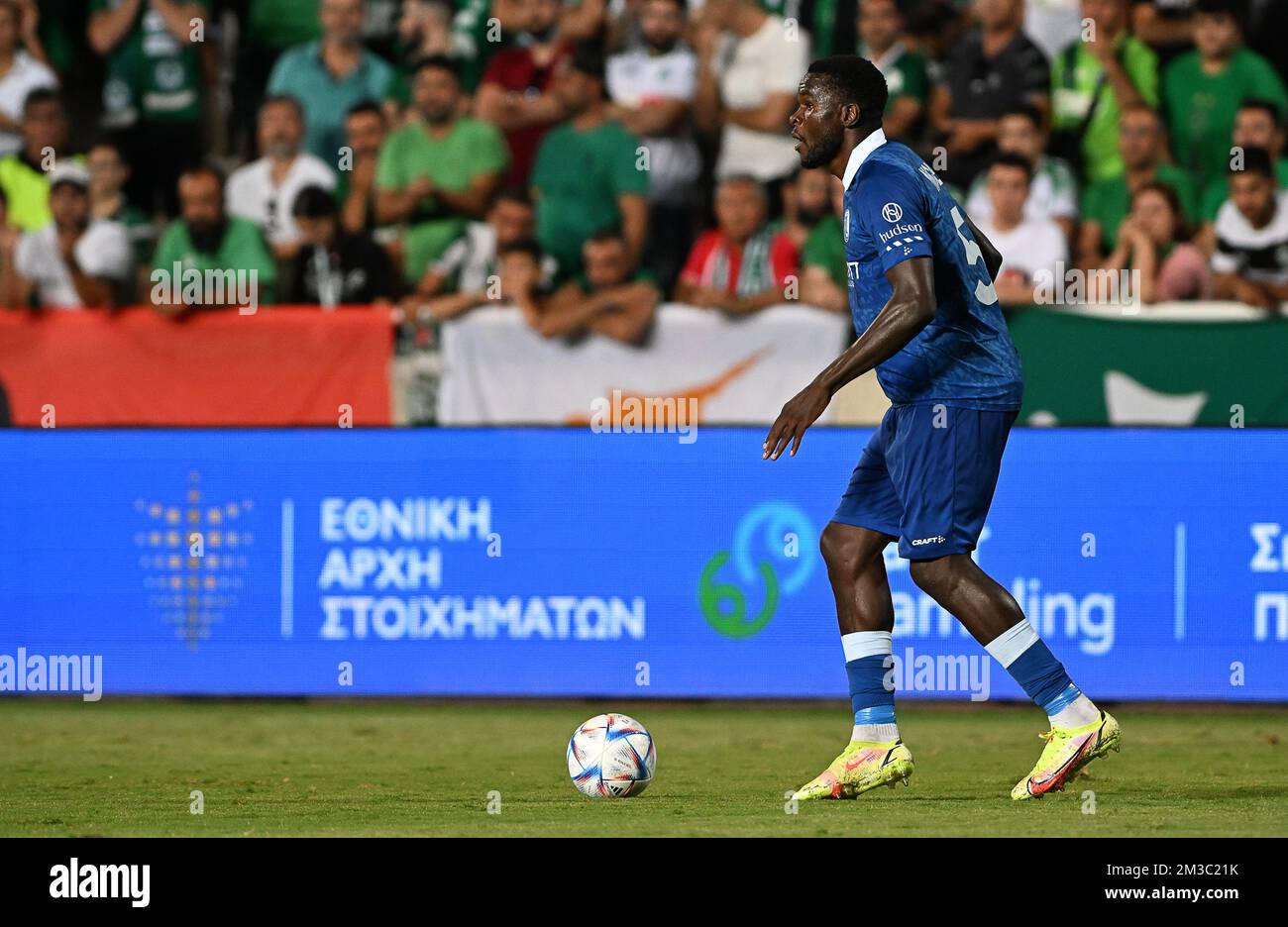 Michael Ngadeu de Gent photographié en action lors d'un match de football entre la chypriote Omonia Nicosie et la belge KAA Gent à Nicosie, Chypre, le jeudi 25 août 2022, la jambe de retour des éliminatoires pour le concours de l'UEFA Europa League. BELGA PHOTO DAVID CATRY Banque D'Images