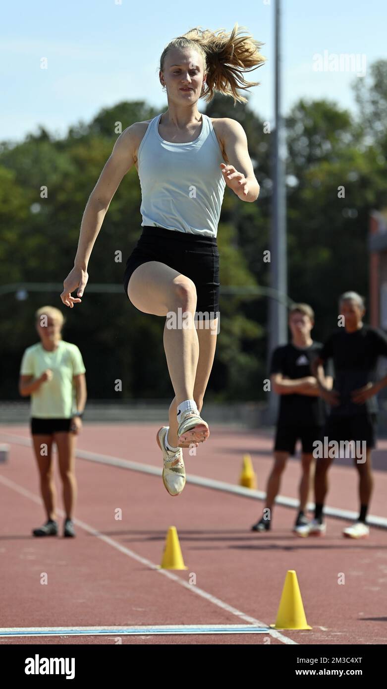 Un jeune athlète se produit au cours d'une longue clinique de saut avec Joyner-Kersee et Oliva au Club VAC de Vilvoorde Atletiek, en prévision de l'épreuve d'athlétisme de la rencontre Memorial Van Damme Diamond League, à Vilvoorde, le mercredi 31 août 2022. La réunion de la Diamond League a lieu le 02 septembre. BELGA PHOTO ERIC LALMAND Banque D'Images