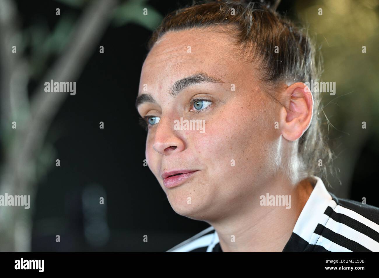 Le gardien de but de Belgique, Nicky Evrard, a photographié être interviewé lors d'une conférence de presse de l'équipe nationale féminine de football belge les flammes rouges, à Tubize, le mercredi 31 août 2022. Vendredi, l'équipe jouera en Norvège dans les qualifications pour les Championnats du monde. BELGA PHOTO DAVID CATRY Banque D'Images