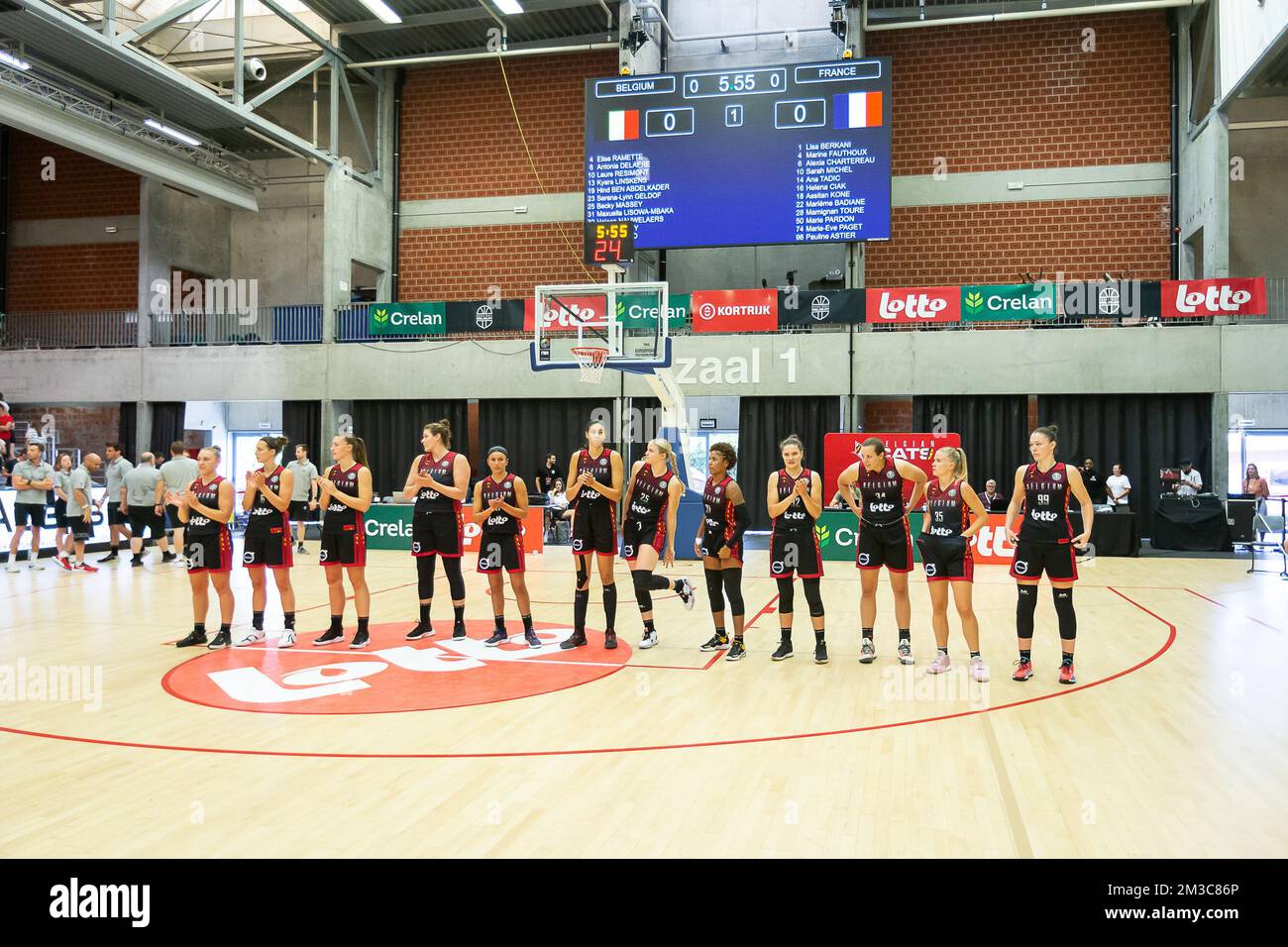 L'illustration montre le début d'un match de basket-ball amical entre l'équipe nationale féminine belge les chats belges et la France, dimanche 04 septembre 2022 à Kortrijk. BELGA PHOTO JAMES ARTHUR GEKIERE Banque D'Images