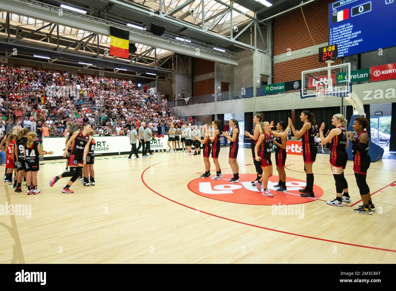 L'illustration montre le début d'un match de basket-ball amical entre l'équipe nationale féminine belge les chats belges et la France, dimanche 04 septembre 2022 à Kortrijk. BELGA PHOTO JAMES ARTHUR GEKIERE Banque D'Images