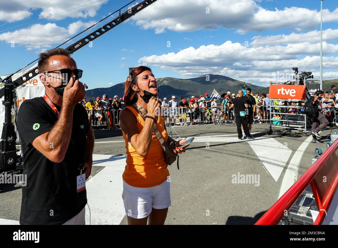 Les parents de Remco Evenepoel Patrick Evenepoel et agna Van Eeckhout photographiés à l'arrivée de l'étape 20 de l'édition 2022 de la 'Vuelta a Espana', Tour d'Espagne, de Moralzarzal à Puerto de Navacerrada (181km), Espagne, samedi 10 septembre 2022. BELGA PHOTO DAVID PINTENS Banque D'Images