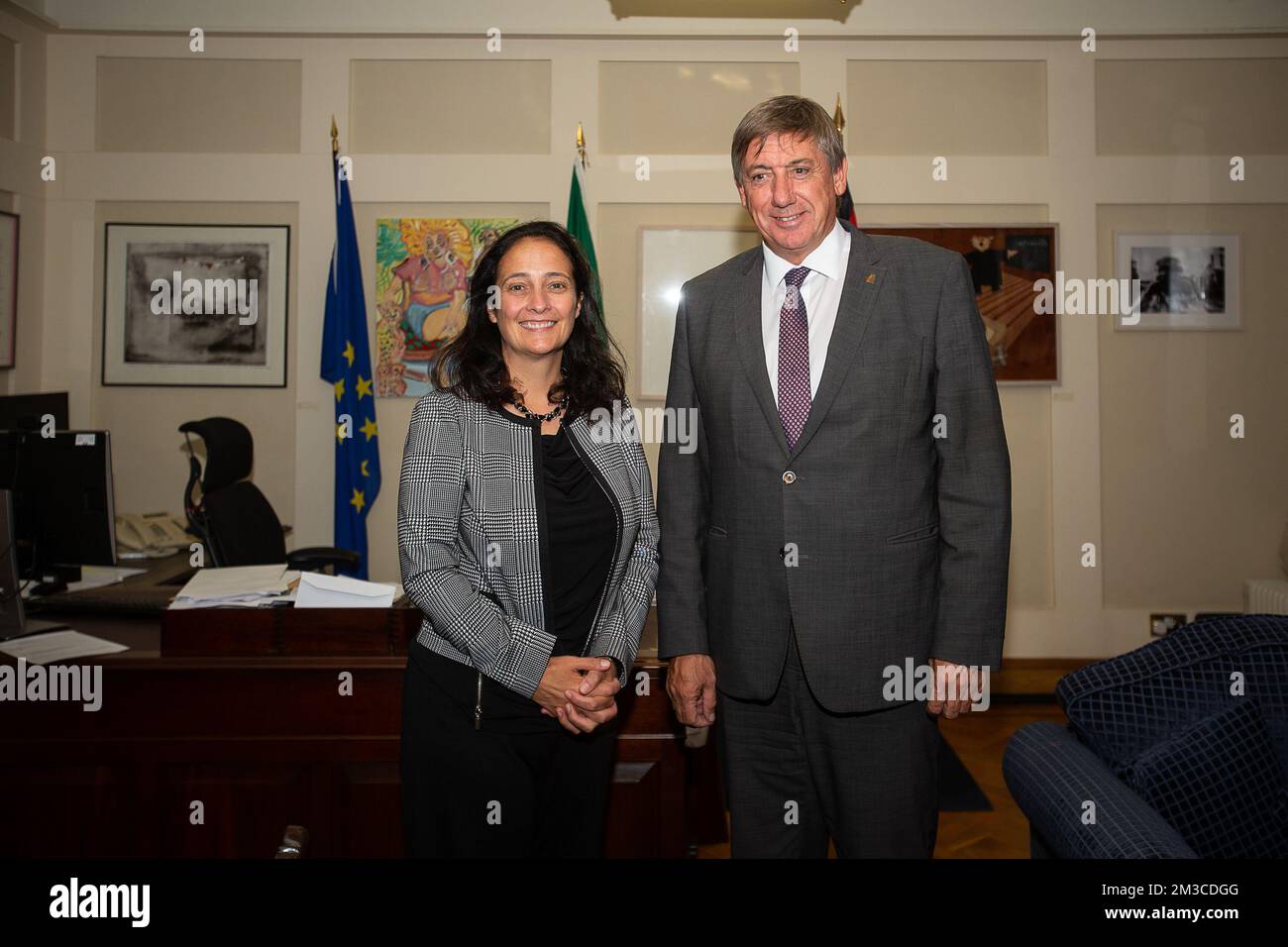 Catherine Martin, ministre irlandaise du Tourisme, de la Culture, des Arts, Gaeltacht, des Sports et des médias, et le président du ministre flamand Jan Jambon, photographiés pendant la première journée d'une mission diplomatique du gouvernement flamand en Irlande, le lundi 12 septembre 2022. BELGA PHOTO JAMES ARTHUR GEKIERE Banque D'Images