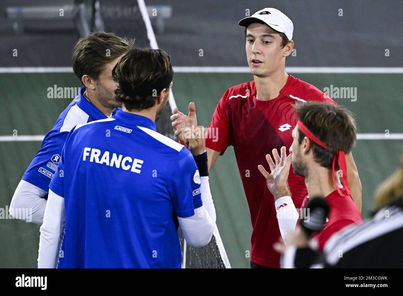 Français Nicolas Mahut, français Arthur Rinderknech, belge Joran Vliegen et belge Sander Gille photographiés après un double match entre la paire française Mahut/Rinderknech et la paire belge Gille/Vliegen, troisième match entre l'équipe belge et la France, dans le groupe C de la phase de groupe des finales de la coupe Davis 2022, Samedi 17 septembre 2022, à Hambourg, Allemagne. La Belgique se disputera du 13 au 18 septembre contre l'Australie, l'Allemagne et la France dans le groupe C. BELGA PHOTO LAURIE DIEFFEMBACQ Banque D'Images