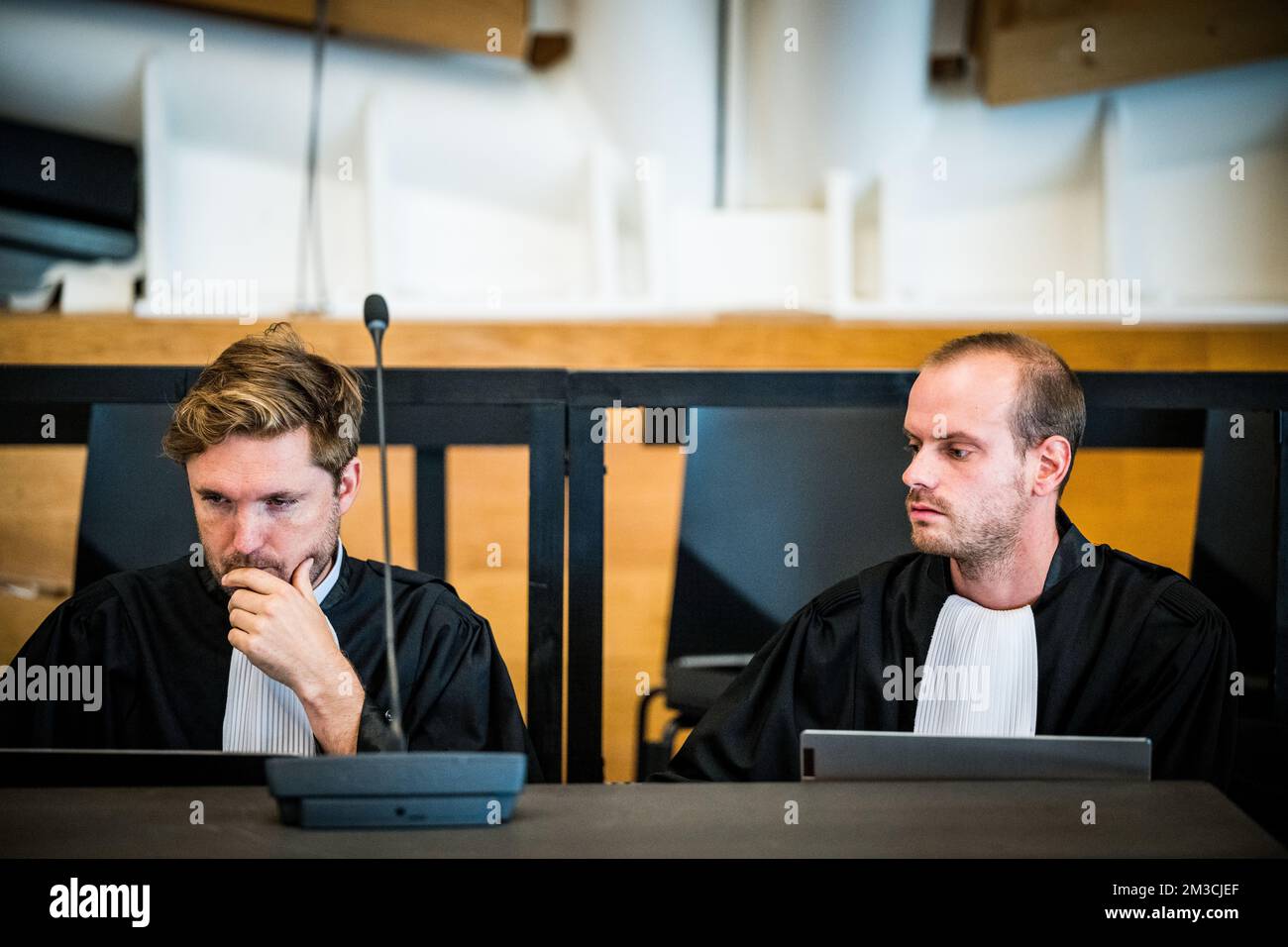 L'avocat Dimitri de Beco et l'avocat Dries Paternot photographiés pendant la session de constitution du jury lors du procès assizes de Selahaddin Tankisi devant le tribunal d'assises de la province d'Anvers à Anvers, mardi 20 septembre 2022. Tankisi est accusé du meurtre de Tailor Mehmet Ozkaraman, qui a été trouvé saignant devant son tailleur sur la Brederodestraat à Anvers sur 6 novembre 2019. BELGA PHOTO JASPER JACOBS Banque D'Images