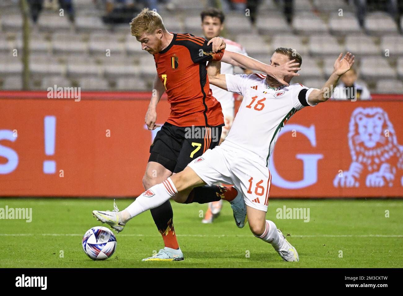 Kevin de Bruyne et Joe Morrell, de Belgique, se battent pour le ballon lors d'un match de football entre l'équipe nationale belge les Red Devils et le pays de Galles, jeudi 22 septembre 2022 à Bruxelles, partie 5 (sur six) dans la Ligue des Nations A, stade de groupe. BELGA PHOTO LAURIE DIEFFEMBACQ Banque D'Images