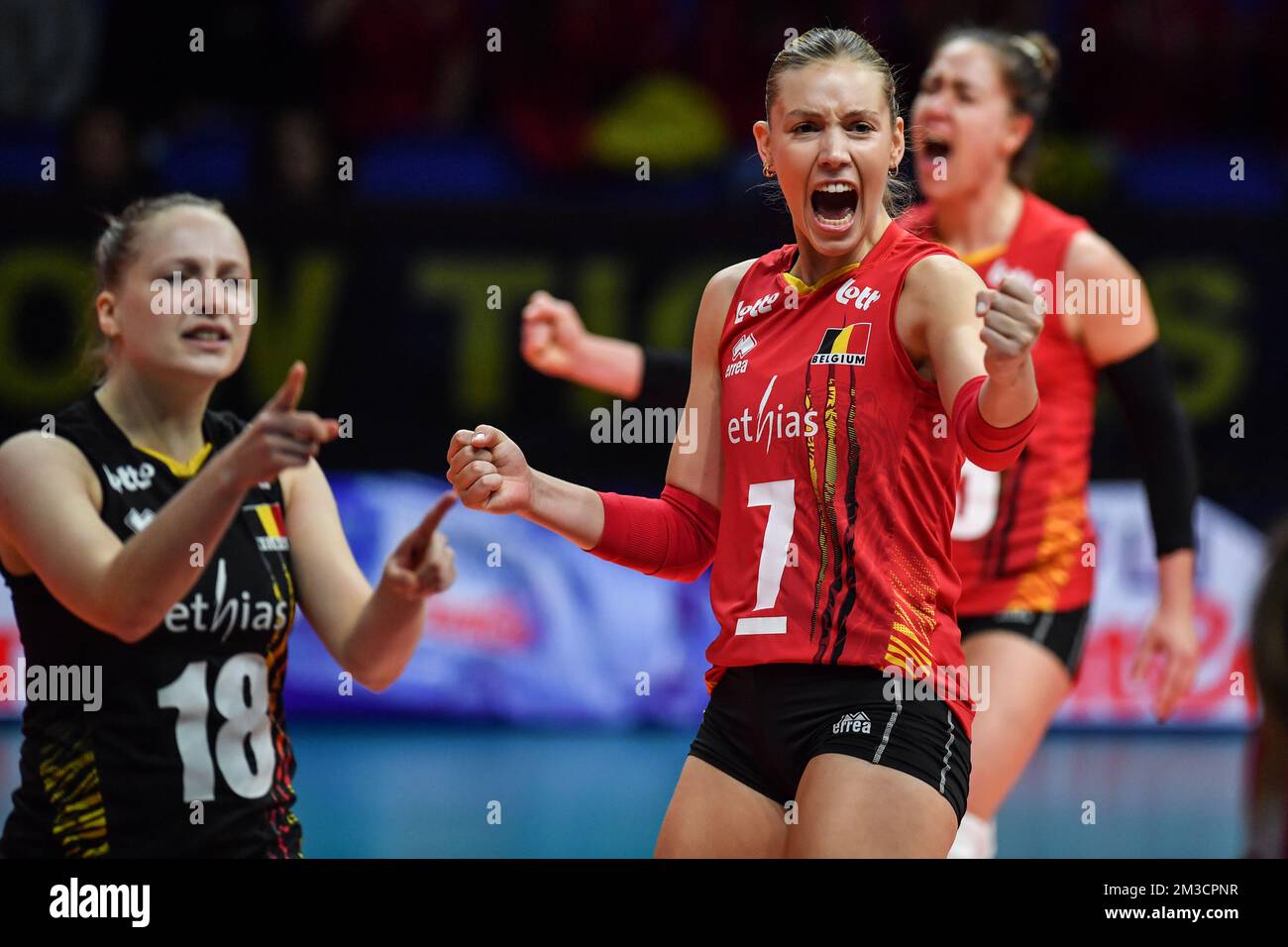 Céline Van Gestel, Belgique, célèbre lors d'un match de volley-ball entre l'équipe féminine nationale belge les Tigres jaunes et l'Italie, le mardi 27 septembre 2022 à Arnhem, pendant la phase de billard (partie 3 de 5) des championnats du monde de volley-ball pour femmes. Le tournoi a lieu de 23 septembre jusqu'à 15 octobre 2022. BELGA PHOTO LUC CLAESSEN Banque D'Images