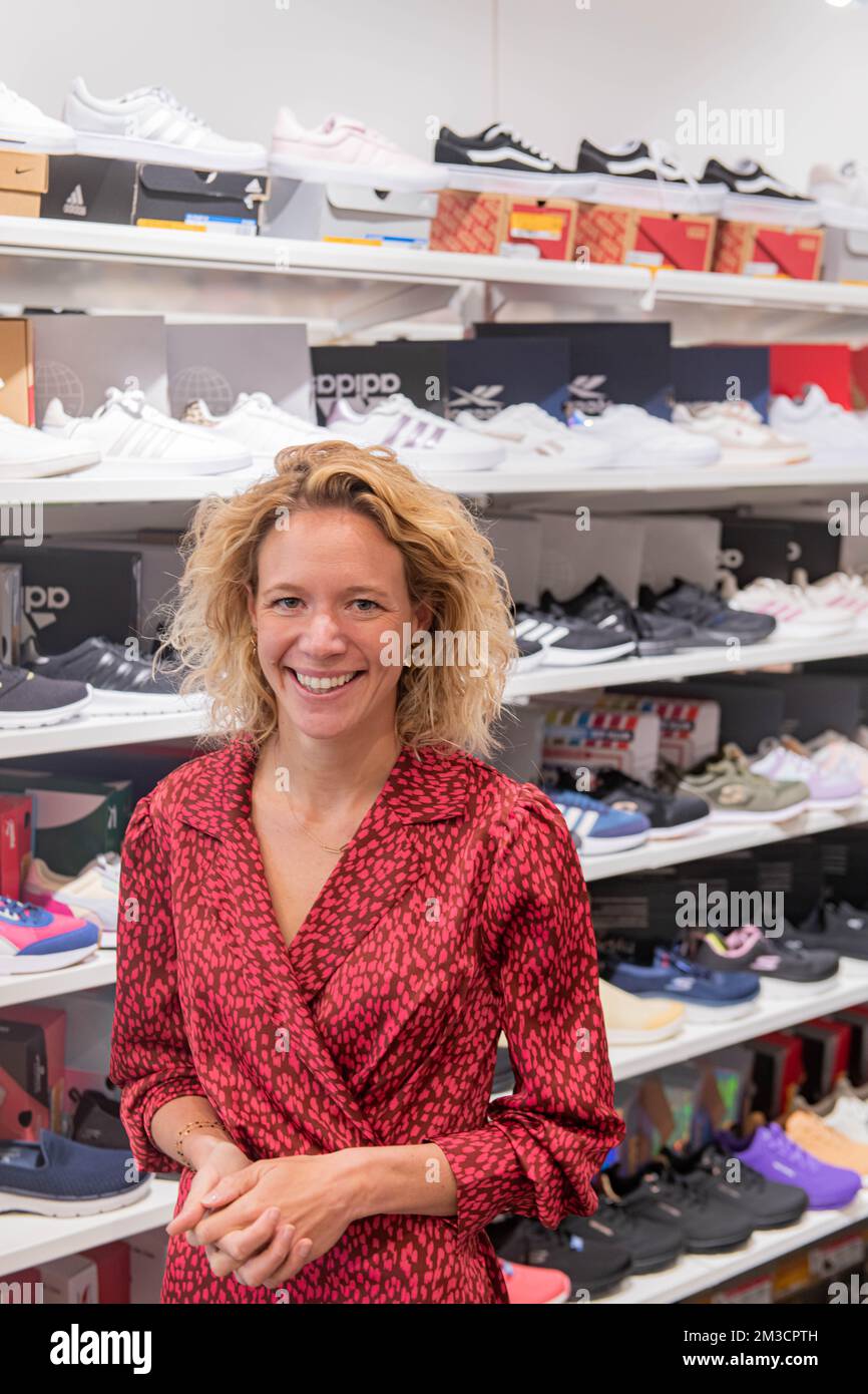 Lise Conix, PDG de New Schoenen Torfs, pose au photographe une conférence  de presse de la société de chaussures Schoenen Torfs, le mercredi 28  septembre 2022 à Aartselaar, pour présenter son nouveau