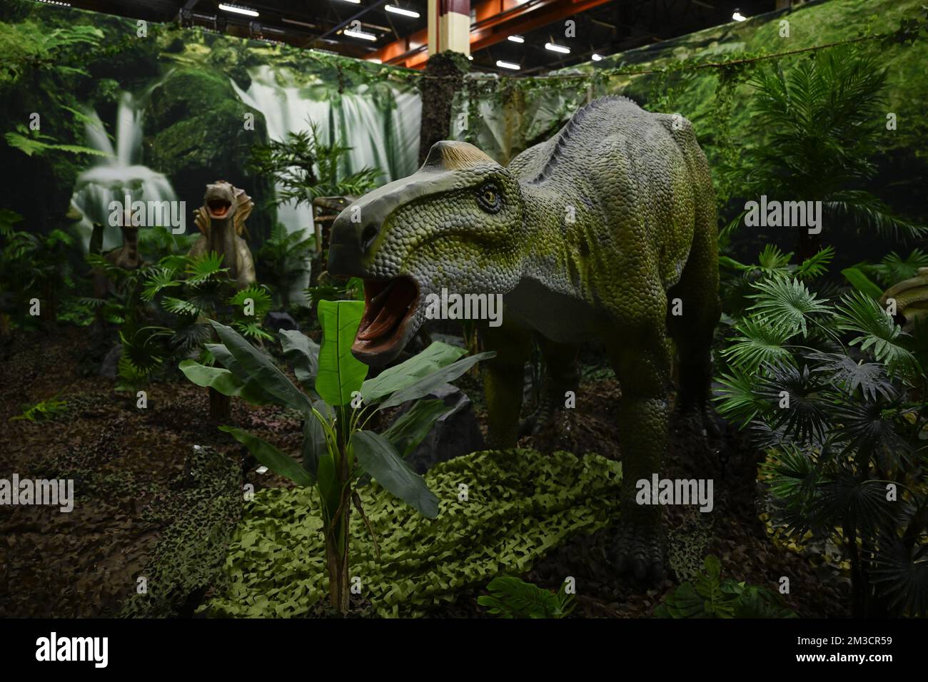 L'illustration montre la construction de l'exposition « Expo Dino » sur les dinosaures sur l'ancien site Caterpillar de Charleroi le mercredi 28 septembre 2022. BELGA PHOTO LAURIE DIEFFEMBACQ Banque D'Images