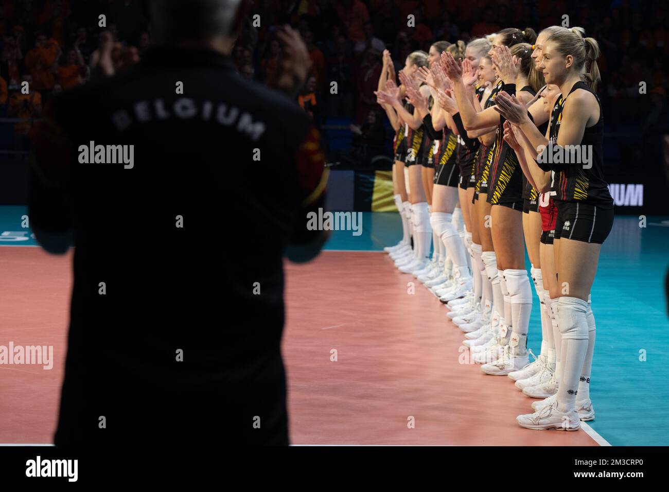 Les Tigres jaunes belges photographiés avant un match de volley-ball entre les pays-Bas et l'équipe nationale belge des femmes les Tigres jaunes, vendredi 30 septembre 2022 à Arnhem pendant la phase de billard (jeu 4 de 5) des championnats du monde de volley-ball pour femmes. Le tournoi a lieu de 23 septembre jusqu'à 15 octobre 2022. BELGA PHOTO LUC CLAESSEN Banque D'Images