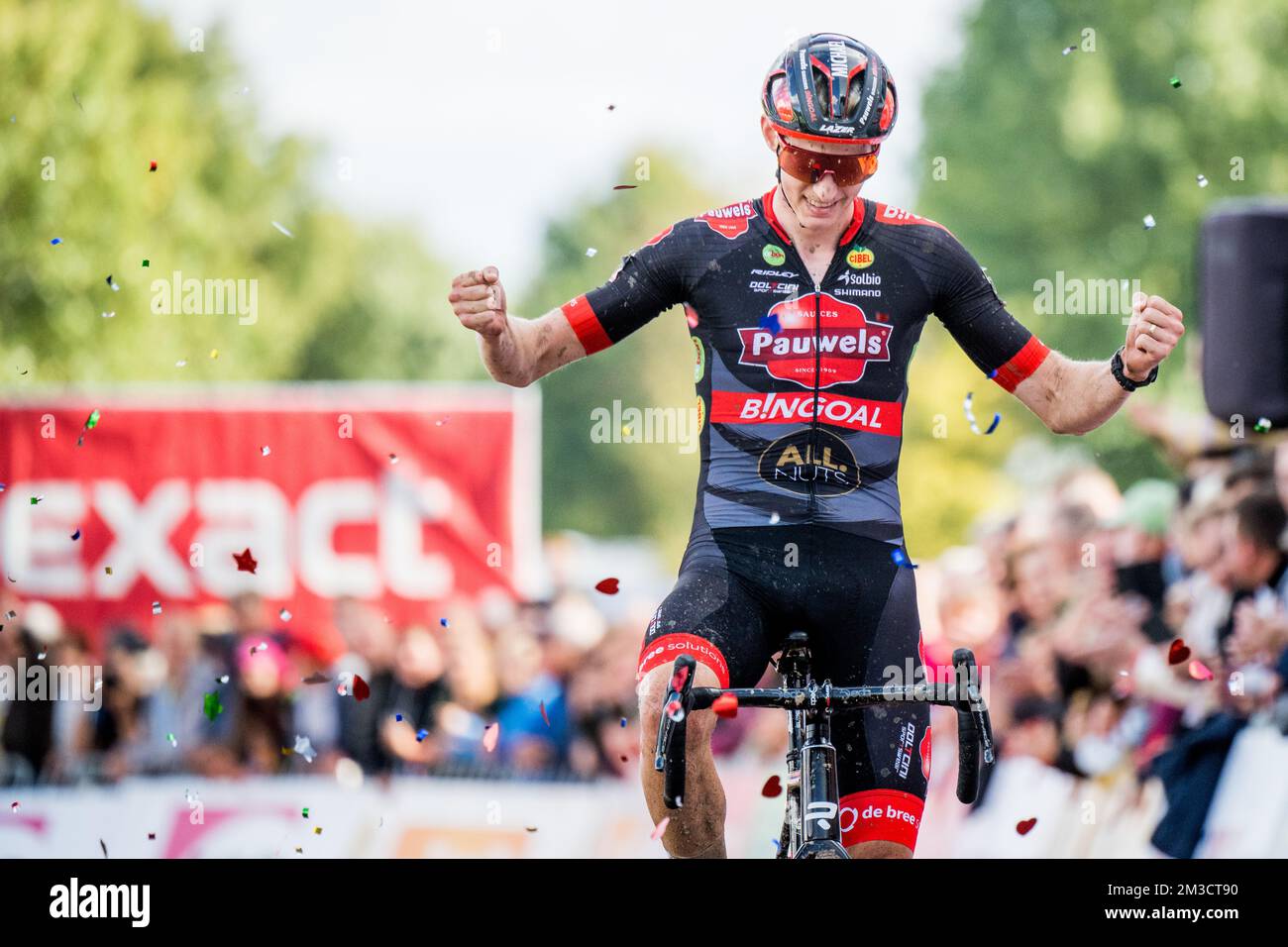 Le Belge Michael Vanthourenhout célèbre alors qu'il franchit la ligne d'arrivée pour gagner la course d'élite masculine de l'épreuve cycliste 'Berencross Meulebeke', course 3/8 dans la compétition 'Exact Cross', samedi 01 octobre 2022 à Meulebeke. BELGA PHOTO JASPER JACOBS Banque D'Images