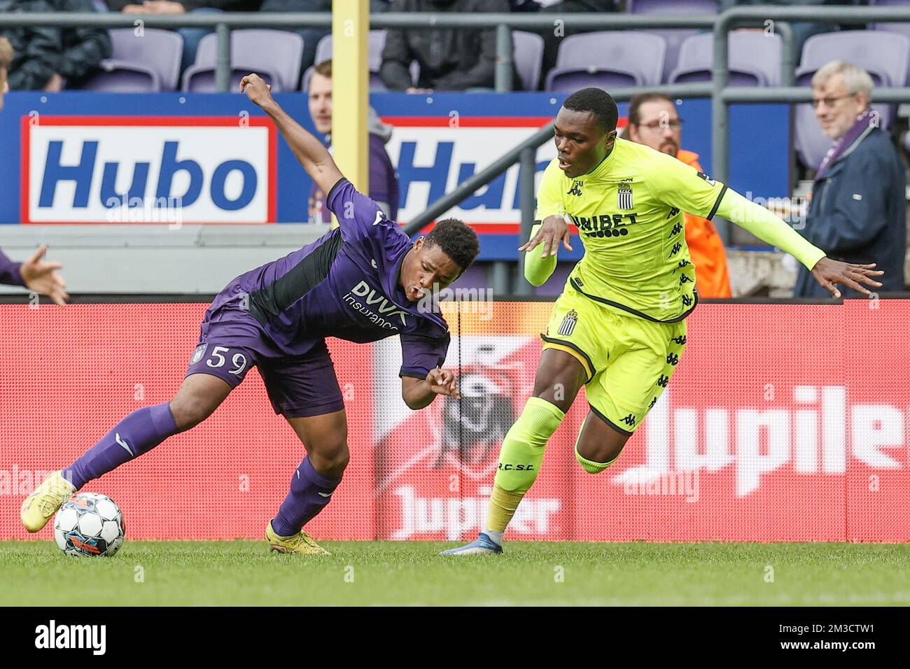 Julien Duranville d'Anderlecht et Ken Nkuba Tshiend de Charleroi se battent pour le ballon lors d'un match de football entre RSCA Anderlecht et Sporting Charleroi, dimanche 02 octobre 2022 à Anderlecht, le 10 de la première division du championnat belge « Jupiler Pro League » 2022-2023. BELGA PHOTO BRUNO FAHY Banque D'Images