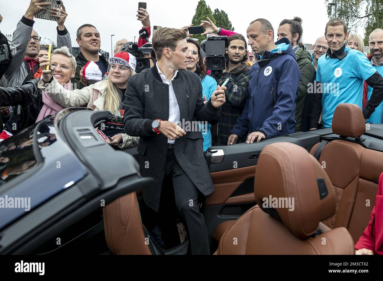 Remco Evenepoel est assis dans une voiture décapotable lors de la célébration du champion du monde Evenepoel à Dilbeek et du début d'une grande balade en vélo à Bruxelles, le dimanche 02 octobre 2022. Evenepoel, âgé de 22 ans, de Schepdael, Dilbeek, est devenu champion du monde après une grande saison avec une victoire à la Vuelta, première Belge en 44 ans à gagner une grande tournée. BELGA PHOTO HATIM KAGHAT Banque D'Images