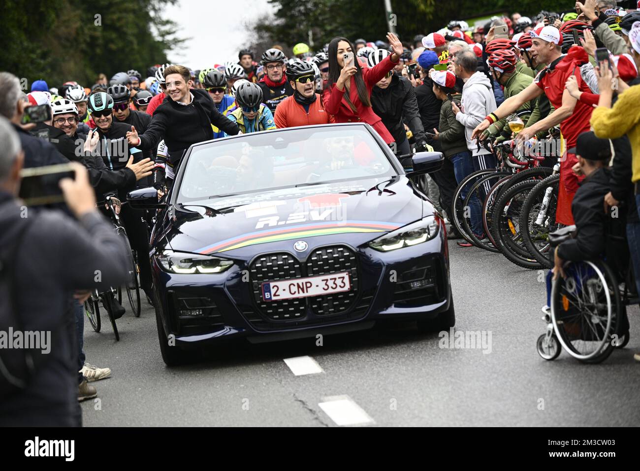 Belge Remco Evenepoel et sa petite amie Oumi Rayane sont assis dans une voiture convertible entourée de motards pour une grande balade à vélo à Bruxelles autour du champion du monde, dimanche 02 octobre 2022, dans le cadre de la célébration du champion du monde Evenepoel, les 22 ans, de Schepdael, Dilbeek, Est devenu champion du monde après une grande saison avec une victoire à la Vuelta, première Belge en 44 ans pour gagner une grande tournée. BELGA PHOTO JASPER JACOBS Banque D'Images