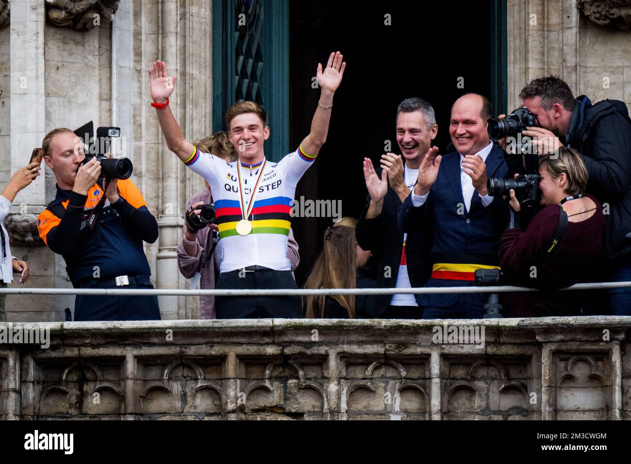 Belge Remco Evenepoel célèbre lors de l'arrivée d'un grand tour en vélo à la Grand-place de Bruxelles - Grote Markt, avec le champion du monde du cyclisme, dimanche 02 octobre 2022, dans le cadre de la célébration du champion du monde Evenepoel, les 22 ans, de Schepdael, Dilbeek, Est devenu champion du monde après une grande saison avec une victoire à la Vuelta, première Belge en 44 ans pour gagner une grande tournée. BELGA PHOTO JASPER JACOBS Banque D'Images