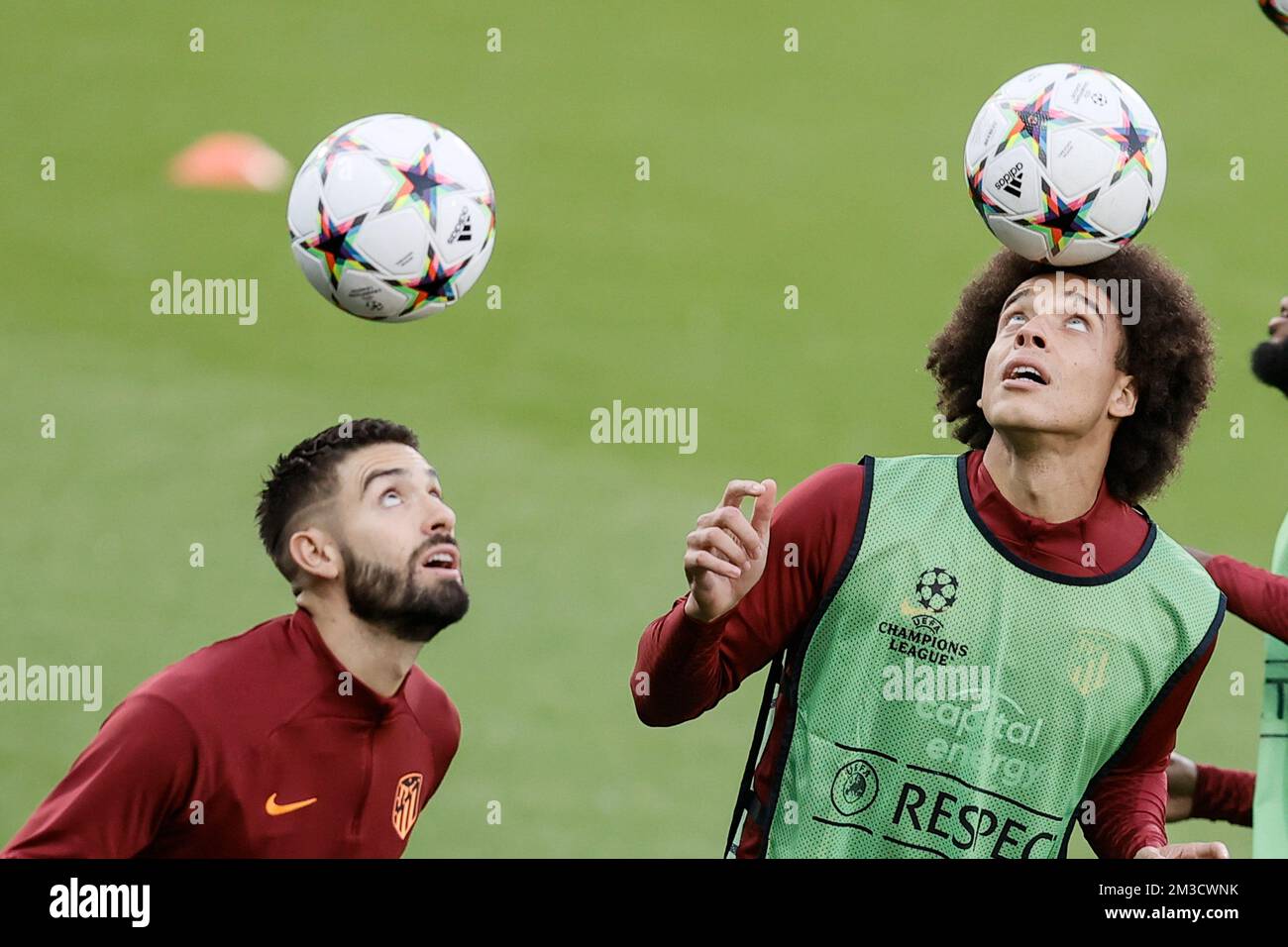 Yannick Carrasco d'Atletico et Axel Witsel d'Atletico photographiés lors d'une session d'entraînement de l'équipe espagnole de football Atletico Madrid, lundi 03 octobre 2022 à Bruges, en préparation du match de demain contre le Club belge Brugge KV le jour 3/6 de la scène du groupe de la Ligue des champions de l'UEFA. BELGA PHOTO BRUNO FAHY Banque D'Images