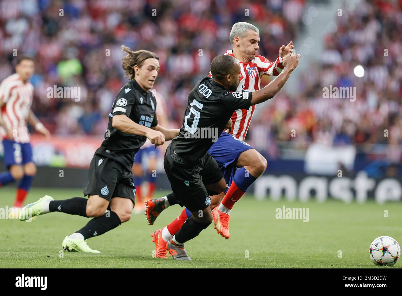 Casper Nielsen du Club, Denis Odoi du Club et Antoine Griezmann de l'Atletico se battent pour le ballon lors d'un match de football de groupe entre l'équipe belge de football Club Brugge KV et l'Atletico espagnol Madrid , mercredi 12 octobre 2022 à Madrid, Espagne, le jour 4/6 de la scène de groupe de la Ligue des champions de l'UEFA. BELGA PHOTO BRUNO FAHY Banque D'Images