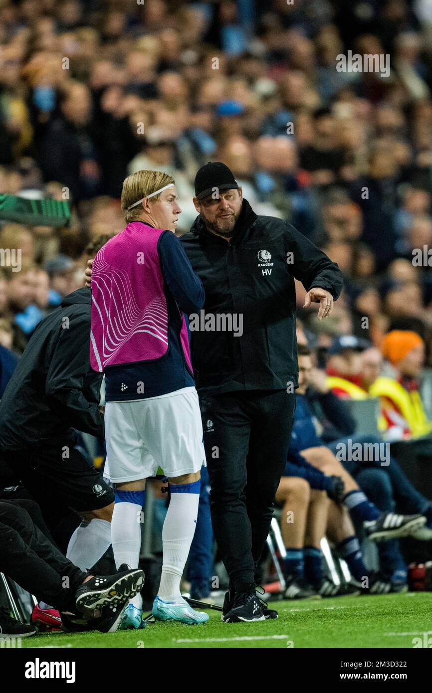 Jens Petter Hauge de Gent et Hein Vanhaezebrouck, entraîneur en chef de Gent, réagissent lors d'un match de football entre le suédois Djurgarden IF et le belge KAA Gent, jeudi 13 octobre 2022 à Stockholm, en Suède, le quatrième jour de la scène du groupe de l'UEFA Europa Conference League. BELGA PHOTO JASPER JACOBS Banque D'Images