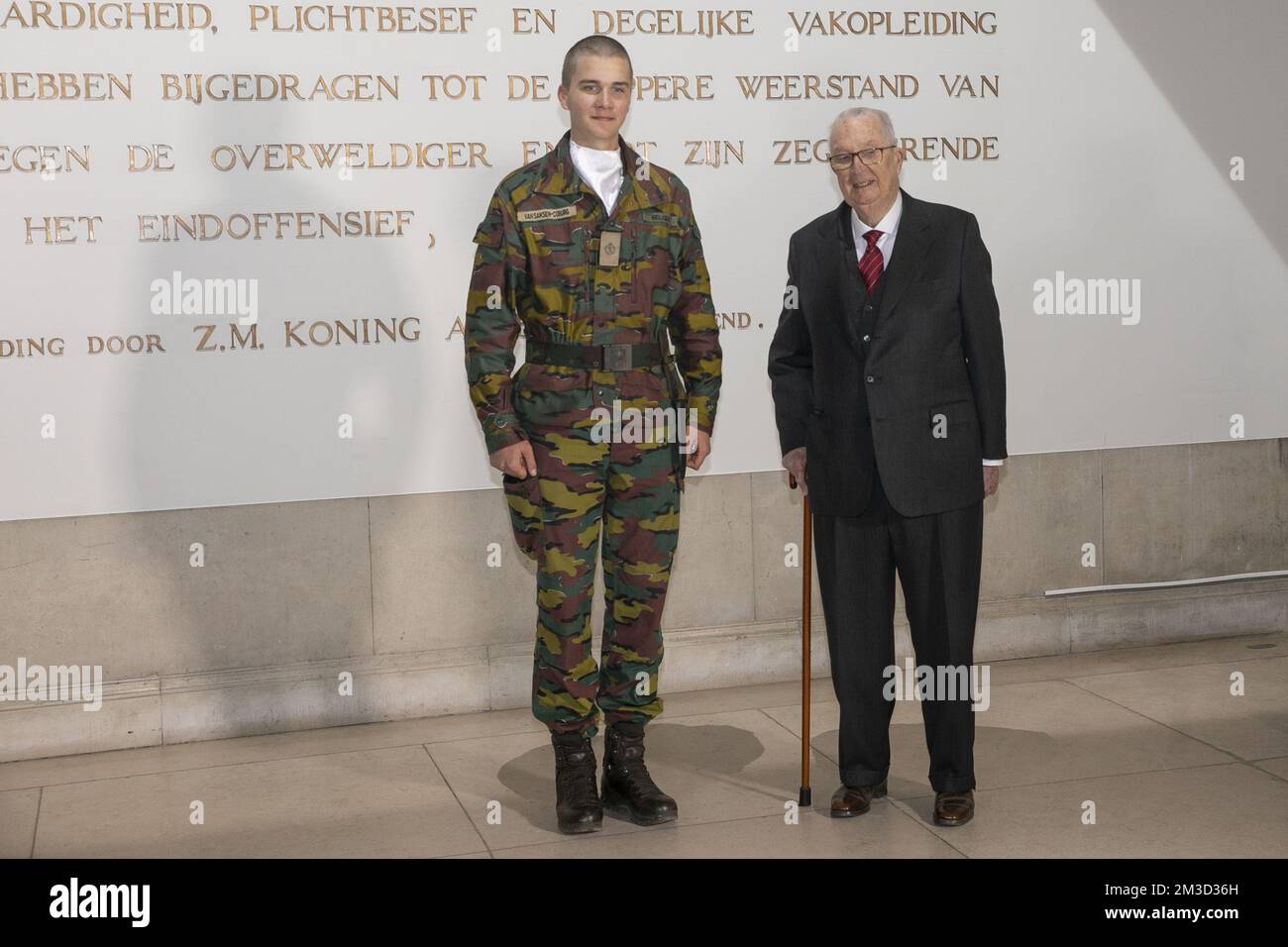 Le Prince Gabriel et le Roi Albert II de Belgique posent pour le photographe lors de la cérémonie d'ouverture de l'année académique 2022-2023 de l'Ecole militaire royale (KMS), à Bruxelles, le jeudi 13 octobre 2022. Les nouveaux étudiants, dont le prince Gabriel, font leur entrée solennelle et le roi remet également le degen du roi au vice-lieutenant Jasper Mathys. BELGA PHOTO HATIM KAGHAT Banque D'Images