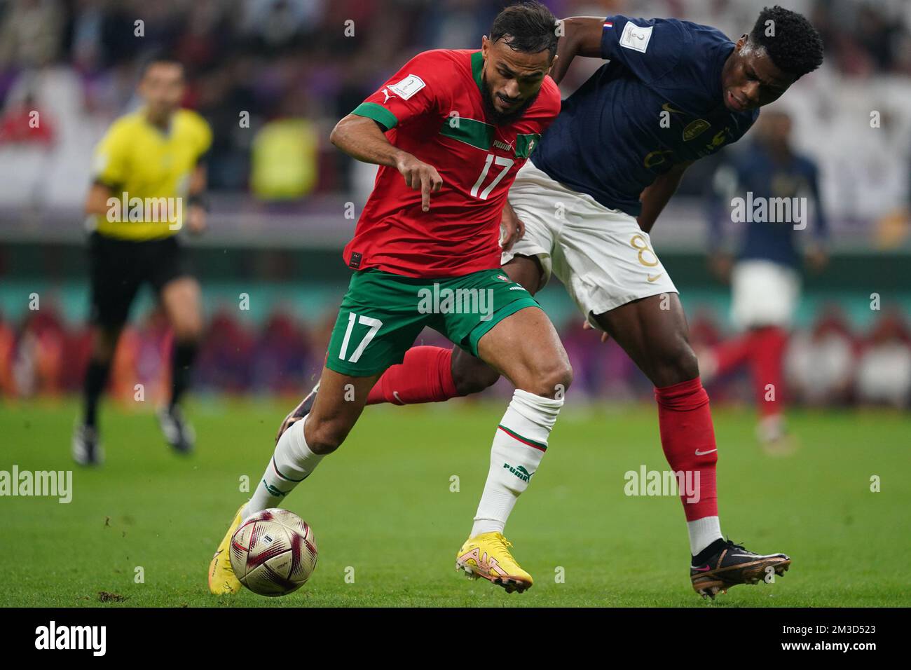 DOHA, QATAR - DÉCEMBRE 14: Le joueur de France Aurélien Tchouaméni se bat  pour le ballon avec le joueur du Maroc Sofiane Boufal lors de la coupe du  monde de la FIFA
