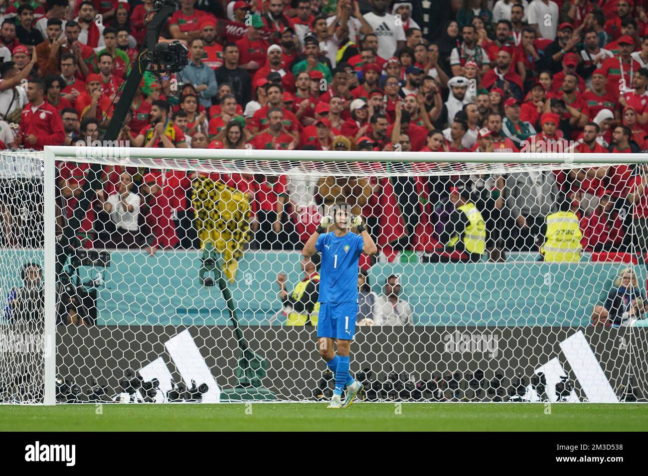 DOHA, QATAR - DÉCEMBRE 14: Le joueur du Maroc Bono réagit lors de la coupe du monde de la FIFA, Qatar 2022 demi-finale match entre la France et le Maroc au stade Al Bayt sur 14 décembre 2022 à Al Khor, Qatar. (Photo de Florencia Tan Jun/PxImages) crédit: PX Images/Alamy Live News Banque D'Images