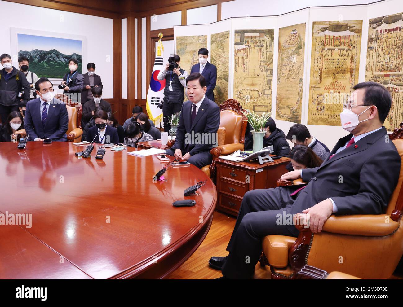 Kim Jin-pyo (L), a floor leader of the main opposition Democratic Party,  talks with Ja-seung (R), the executive chief of the Korean Buddhist Jogye  Order, upon the party's courtesy visit to the