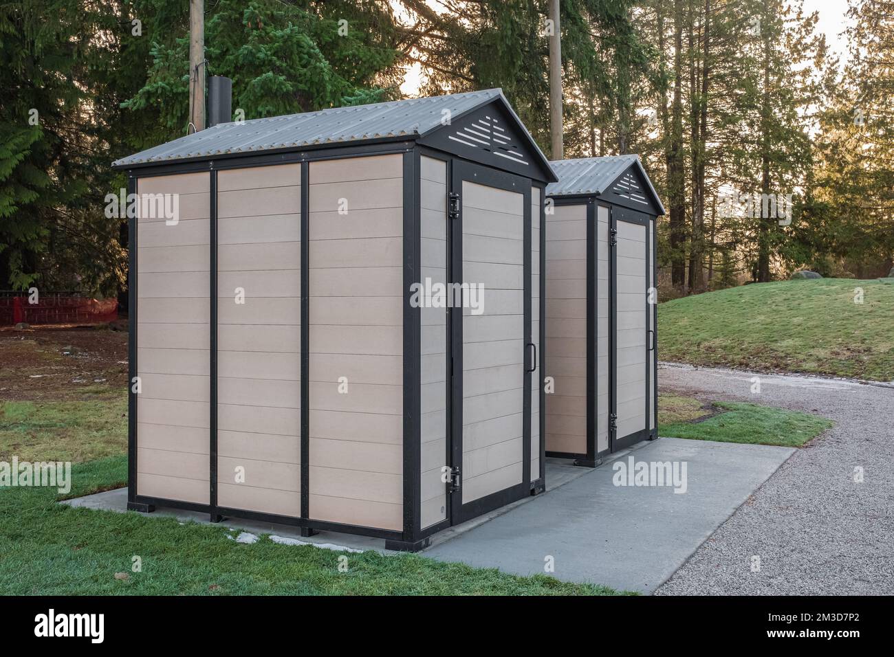 Extérieur des toilettes publiques modernes. Bâtiment moderne de toilettes, extérieur, temps d'été dans un parc. Vue sur les toilettes modernes. Façade de lavato extérieur Banque D'Images