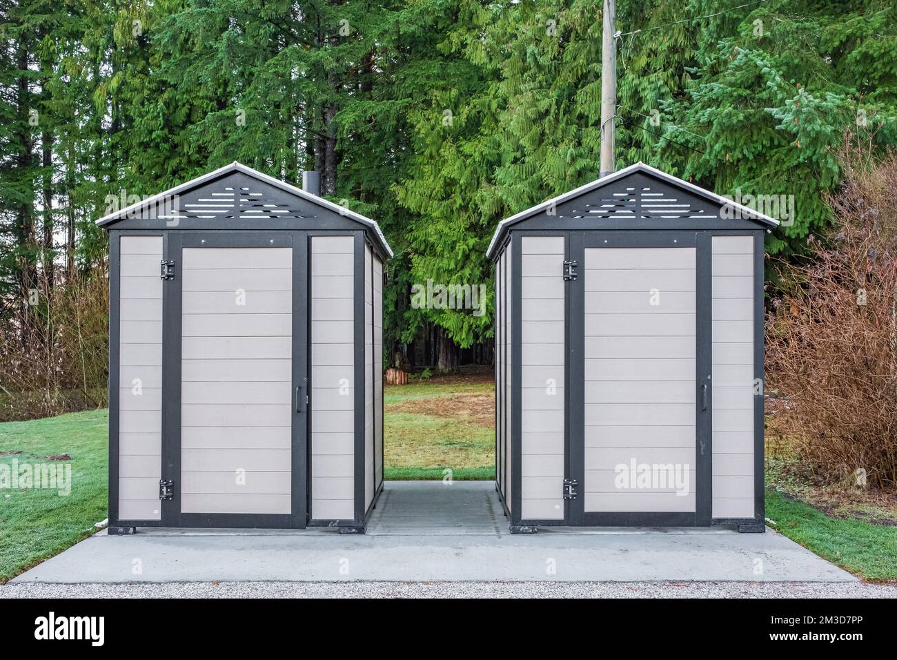 Extérieur des toilettes publiques modernes. Bâtiment moderne de toilettes, extérieur, temps d'été dans un parc. Vue sur les toilettes modernes. Façade de lavato extérieur Banque D'Images