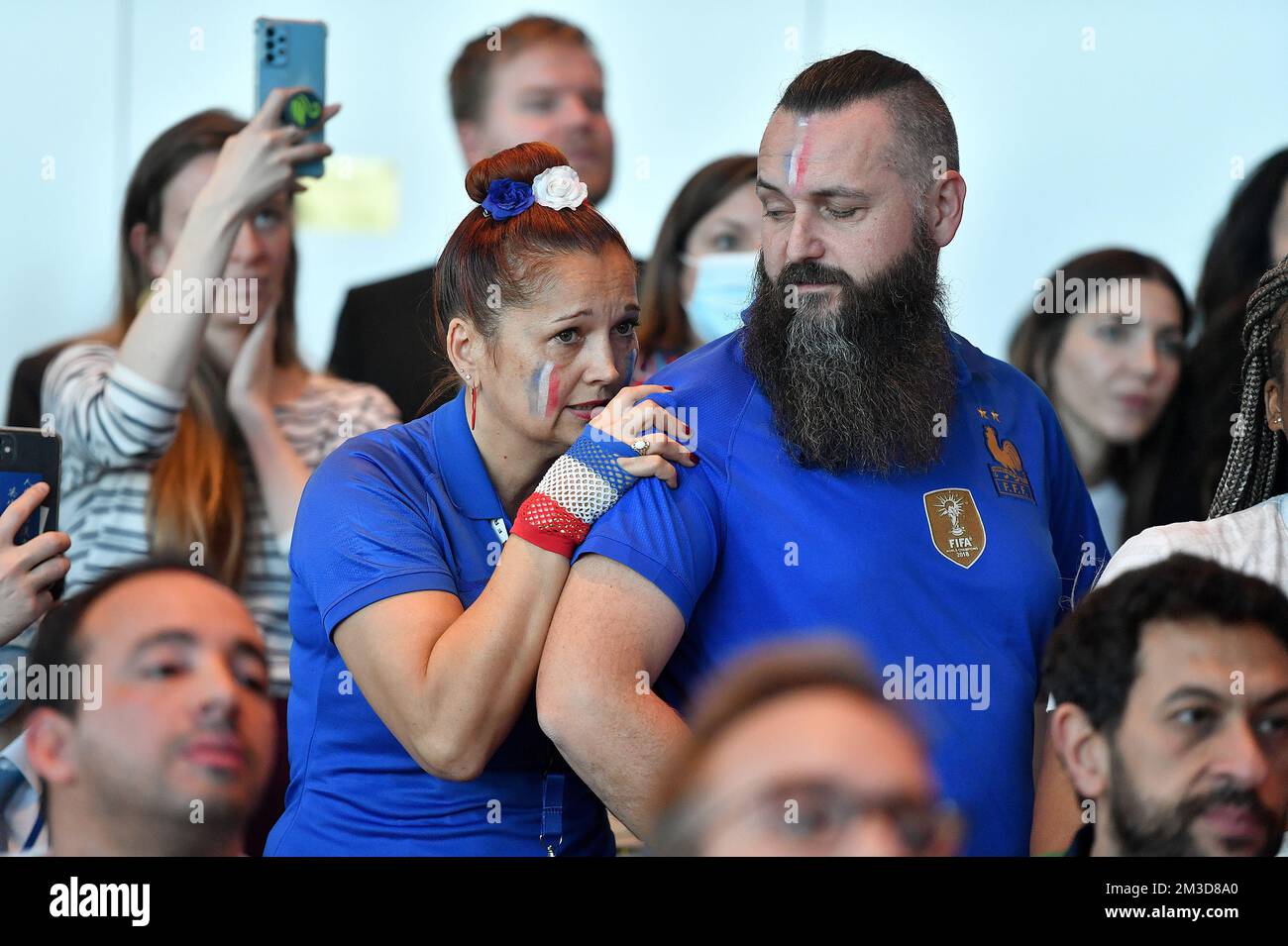 New York, États-Unis. 14th décembre 2022. Peggy Gourvez serre l'épaule de son mari Sébastien Chapron lorsqu'il regarde le match de demi-finale de la coupe du monde entre la France et le Maroc, sur un grand écran installé dans le salon des délégués, gracieuseté de la mission au Qatar au siège des Nations Unies, à 14 décembre 2022. La France a battu le Maroc 2-0 et a avancé aux finales qui auront lieu ce week-end. (Photo par Anthony Behar/Sipa USA) crédit: SIPA USA/Alay Live News Banque D'Images