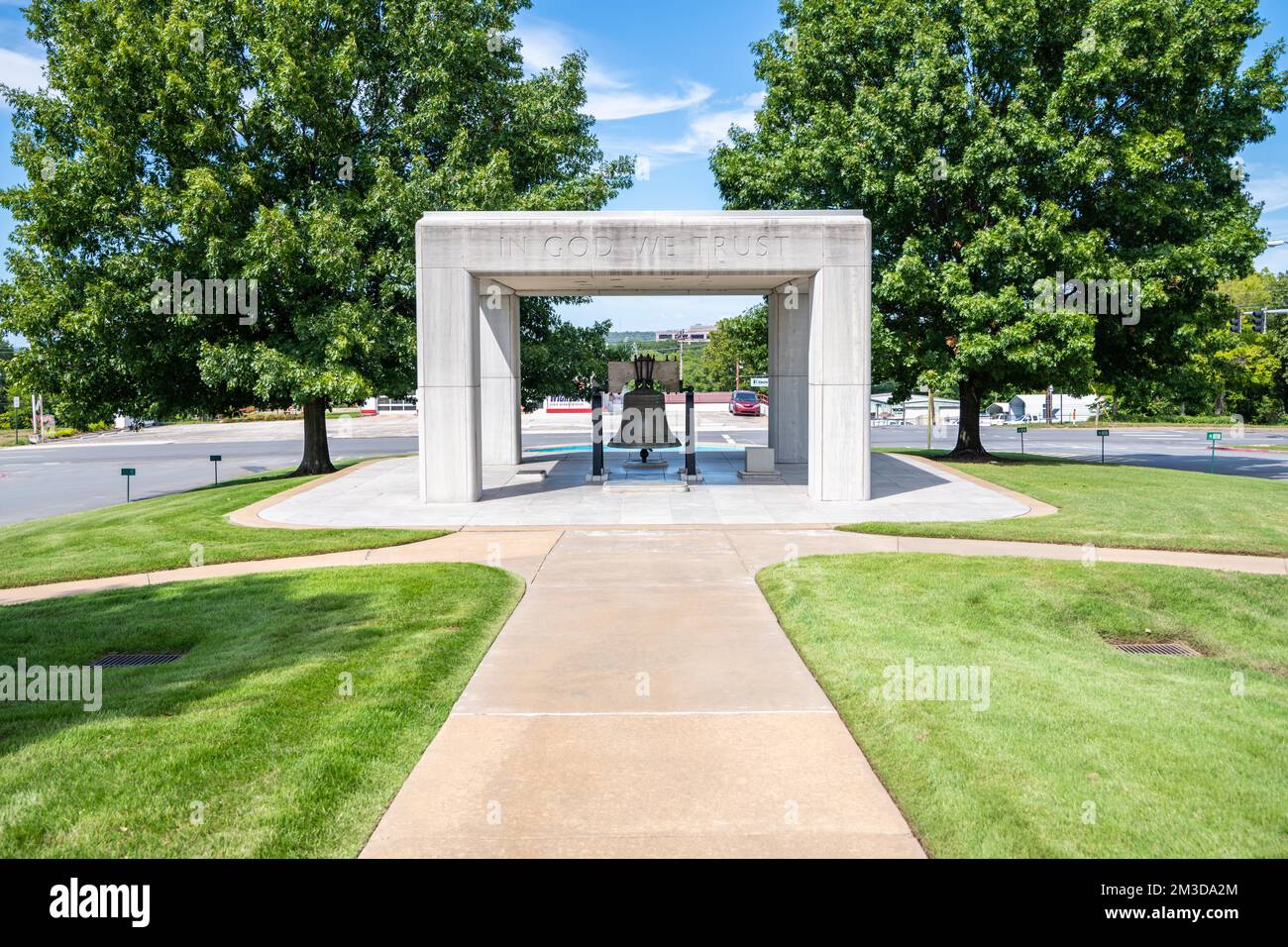 Little Rock, AR, États-Unis - 9 septembre 2022 : une énorme cloche de la liberté le long du parc du Capitole de l'État de l'Arkansas Banque D'Images