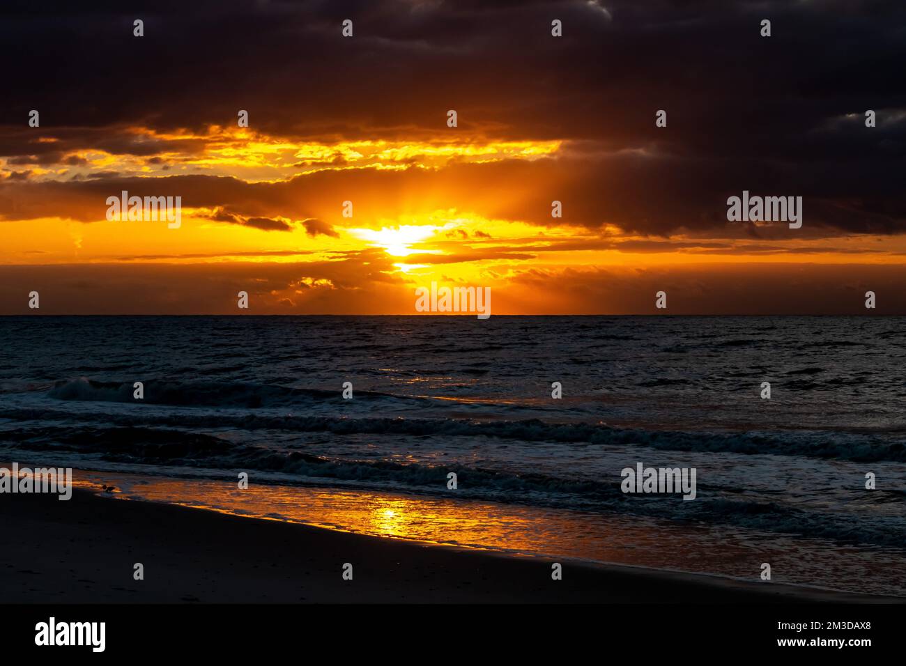 Une vue panoramique du coucher de soleil sur Orange Beach en Alabama, aux  États-Unis Photo Stock - Alamy