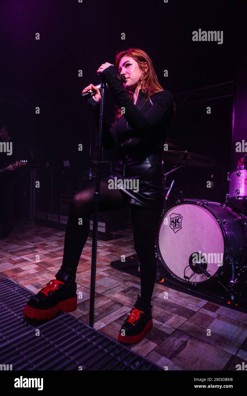 Milan, Italie. 14th décembre 2022. Chrissy Costanza, du groupe pop-rock américain contre les spectacles actuels, vit au Legend Club de Milan. Crédit : SOPA Images Limited/Alamy Live News Banque D'Images