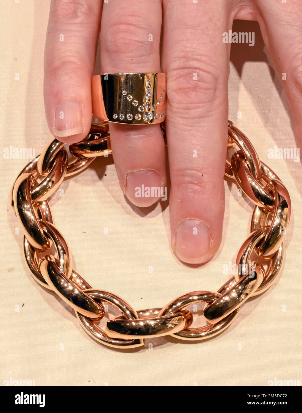 Karlsruhe, Allemagne. 09th décembre 2022. Un bracelet et un anneau en or  rose sont présentés à un bijoutier. L'inflation ne s'arrête pas non plus à  l'industrie de la bijouterie et de la