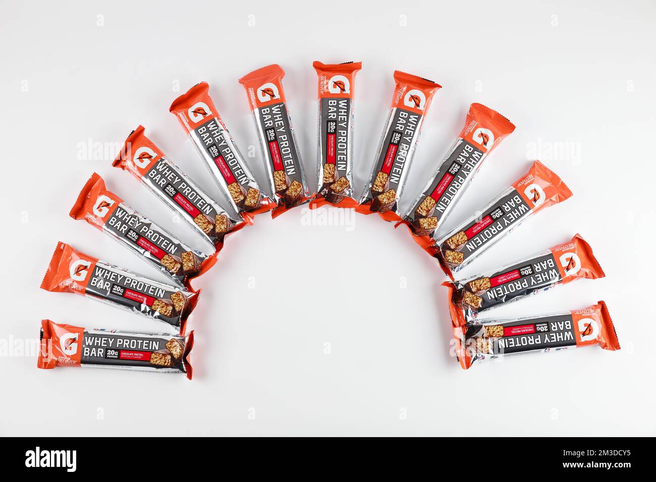 Barre de protéines de lactosérum au chocolat Gatorade avec bretzels. Banque D'Images