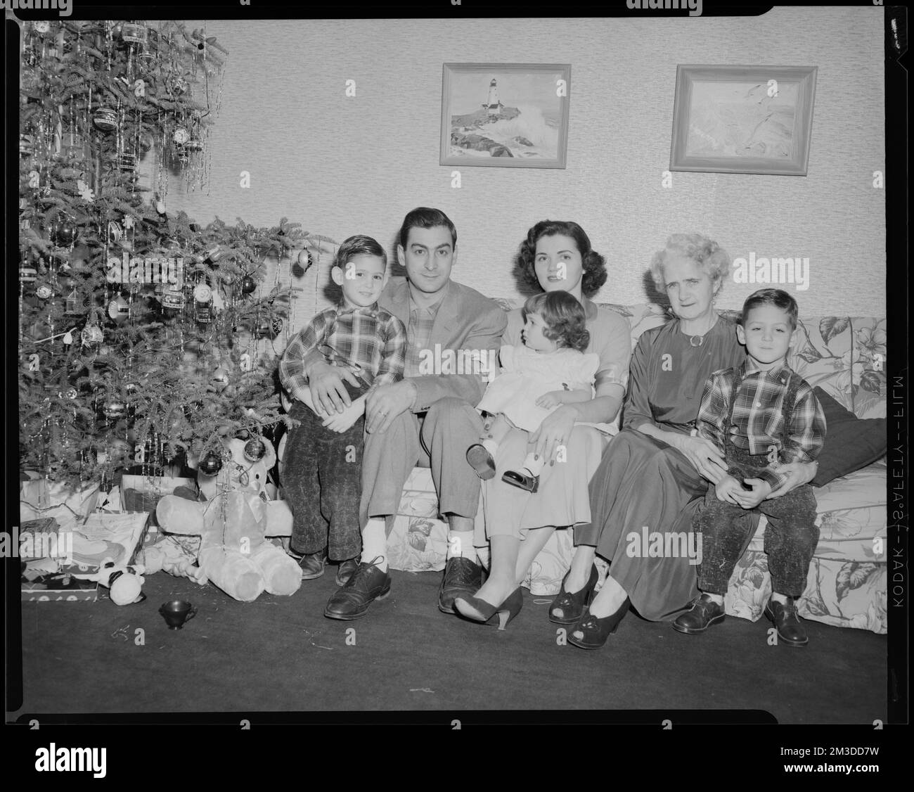 John A. Ristuccia et sa famille. Johnny, Jean, Jackie, Paul, Jean , Familles, enfants, arbres de Noël. Collection Leon Abdalian Banque D'Images